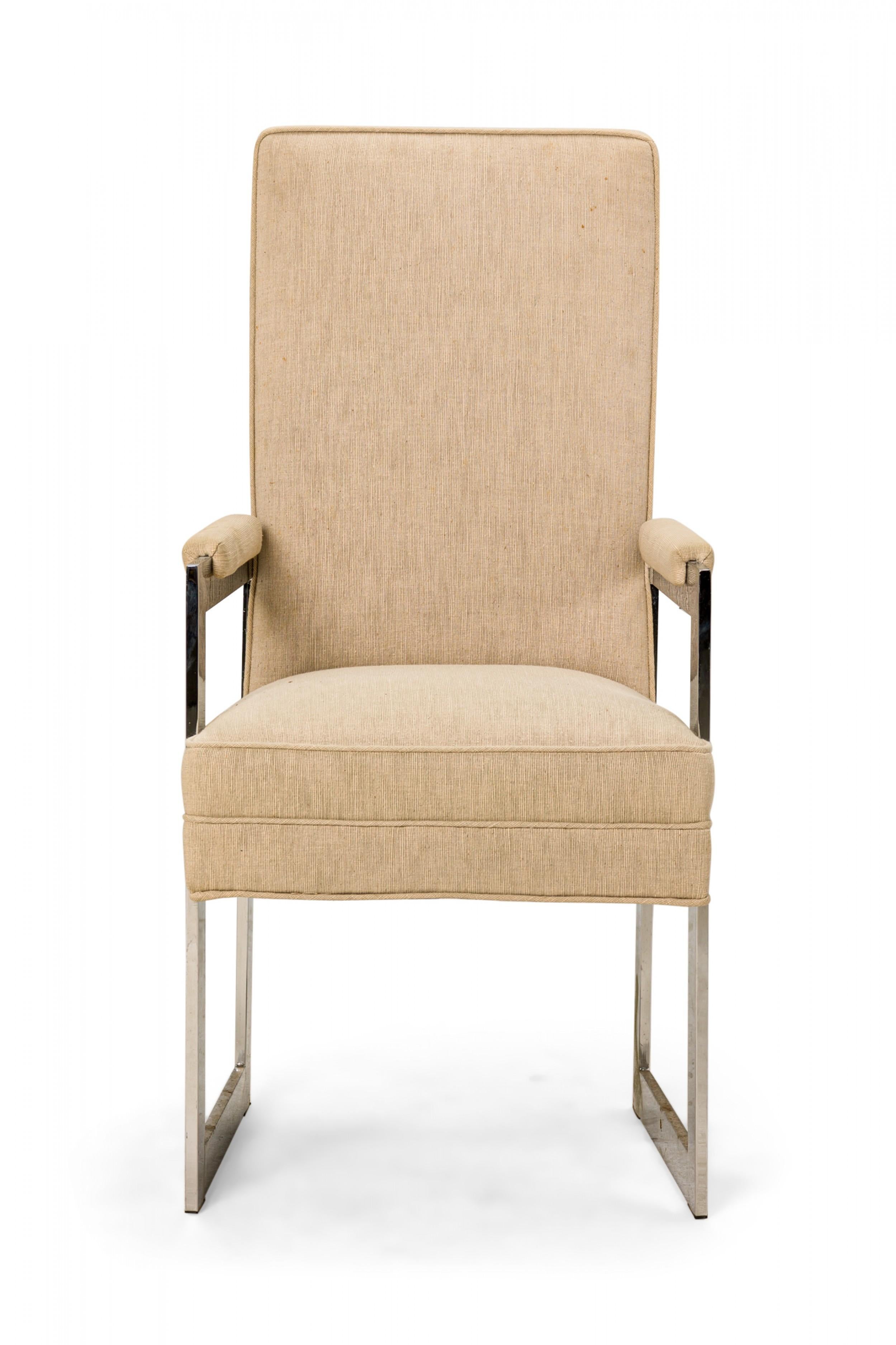 Set di 8 sedie da pranzo americane del Mid-Century composto da 2 poltrone e 6 sedie laterali rivestite in tessuto beige con coprisedili coordinati e poggianti su gambe quadrate in alluminio lucidato.(PACE COLLECTION) (PREZZO COME SET)

Piccole