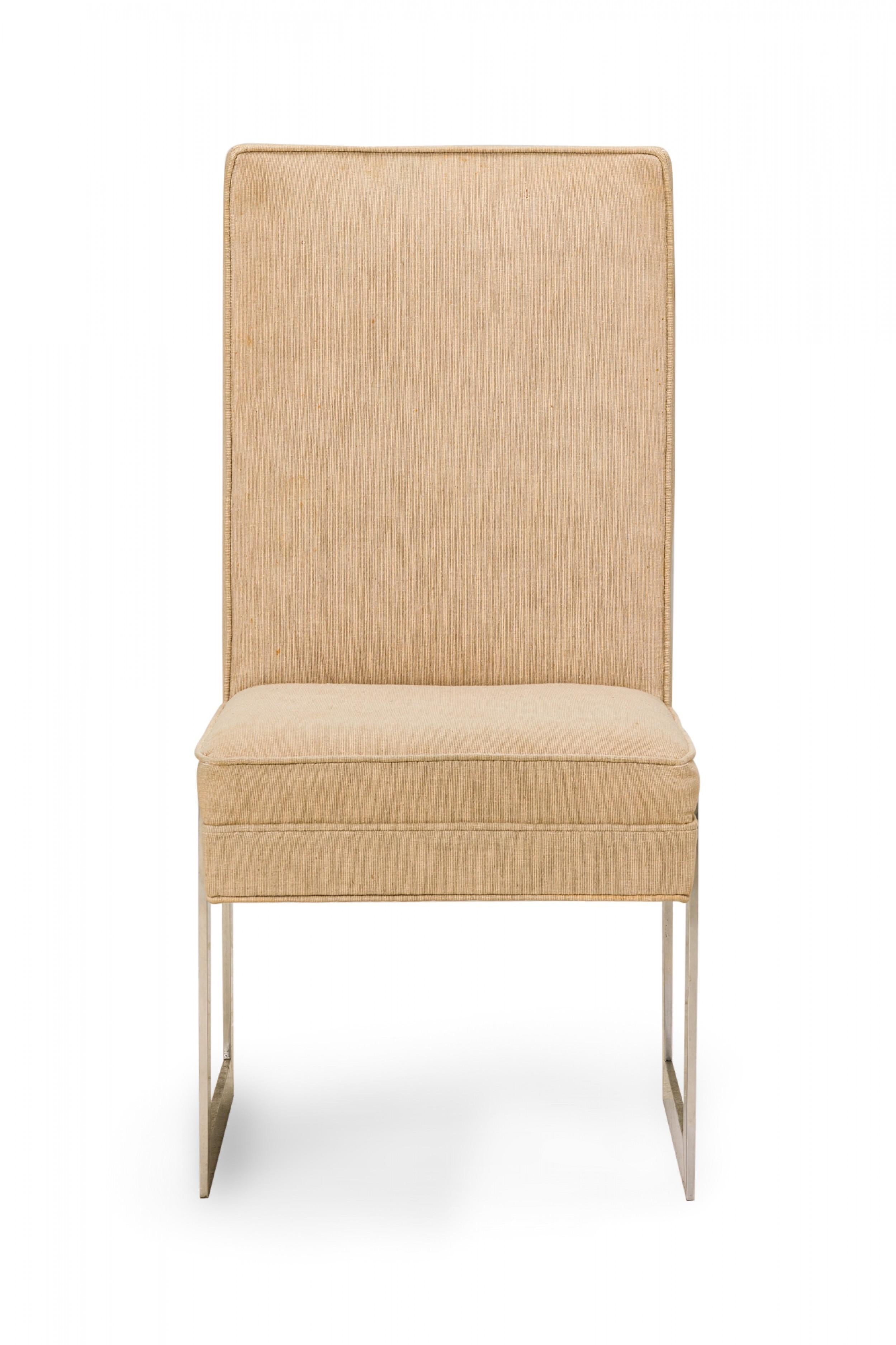 Tissu d'ameublement Ensemble de 8 chaises de salle à manger en aluminium et tapisserie beige de la collection Pace en vente