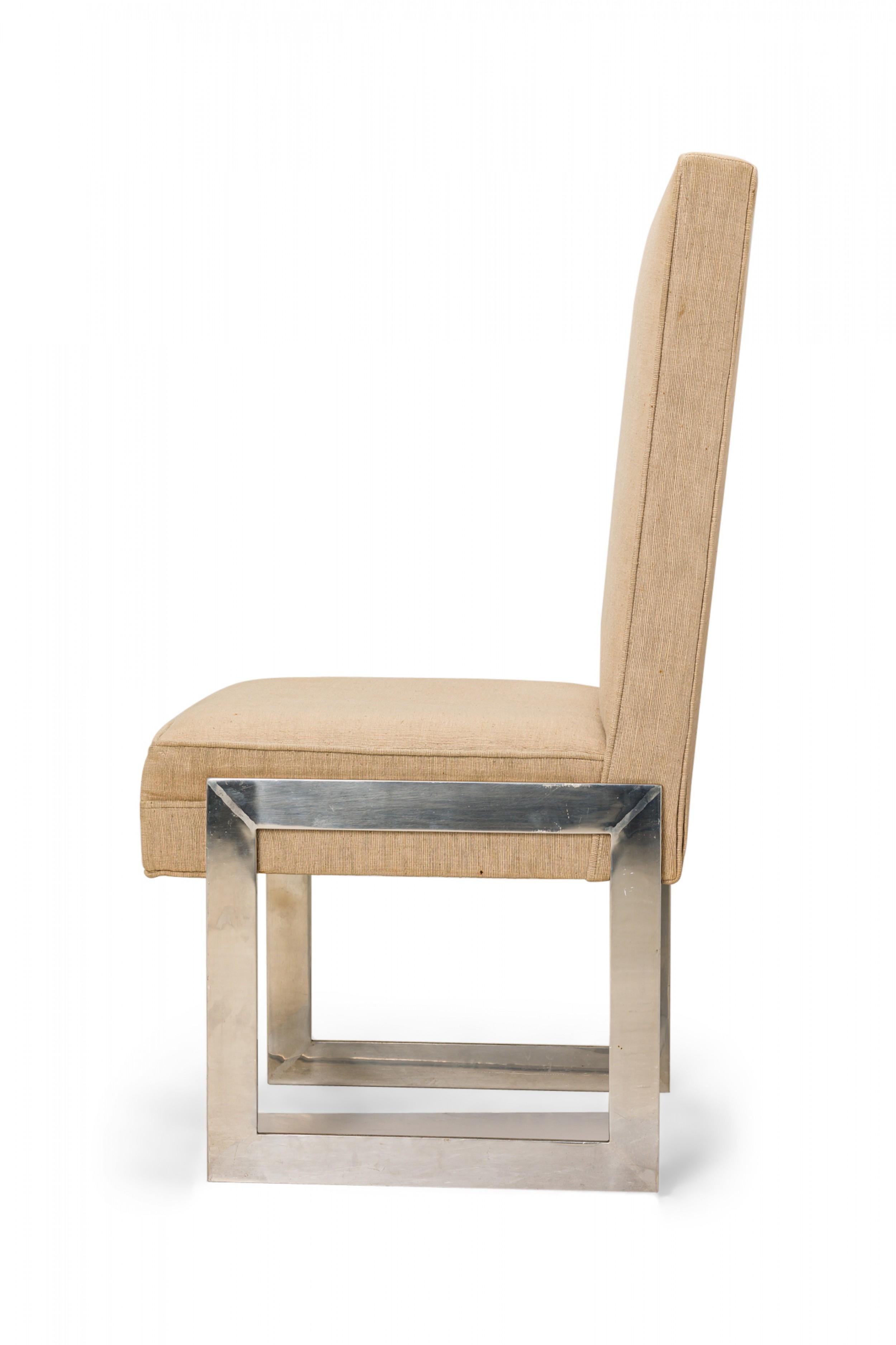Satz von 8 Esszimmerstühlen der Pace Collection aus Aluminium und beigefarbener Polsterung im Angebot 3