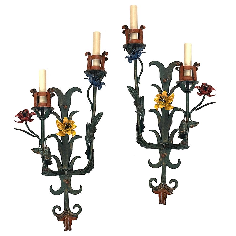 Metà XX secolo Set di 8 lampade floreali dipinte, vendute a coppie in vendita