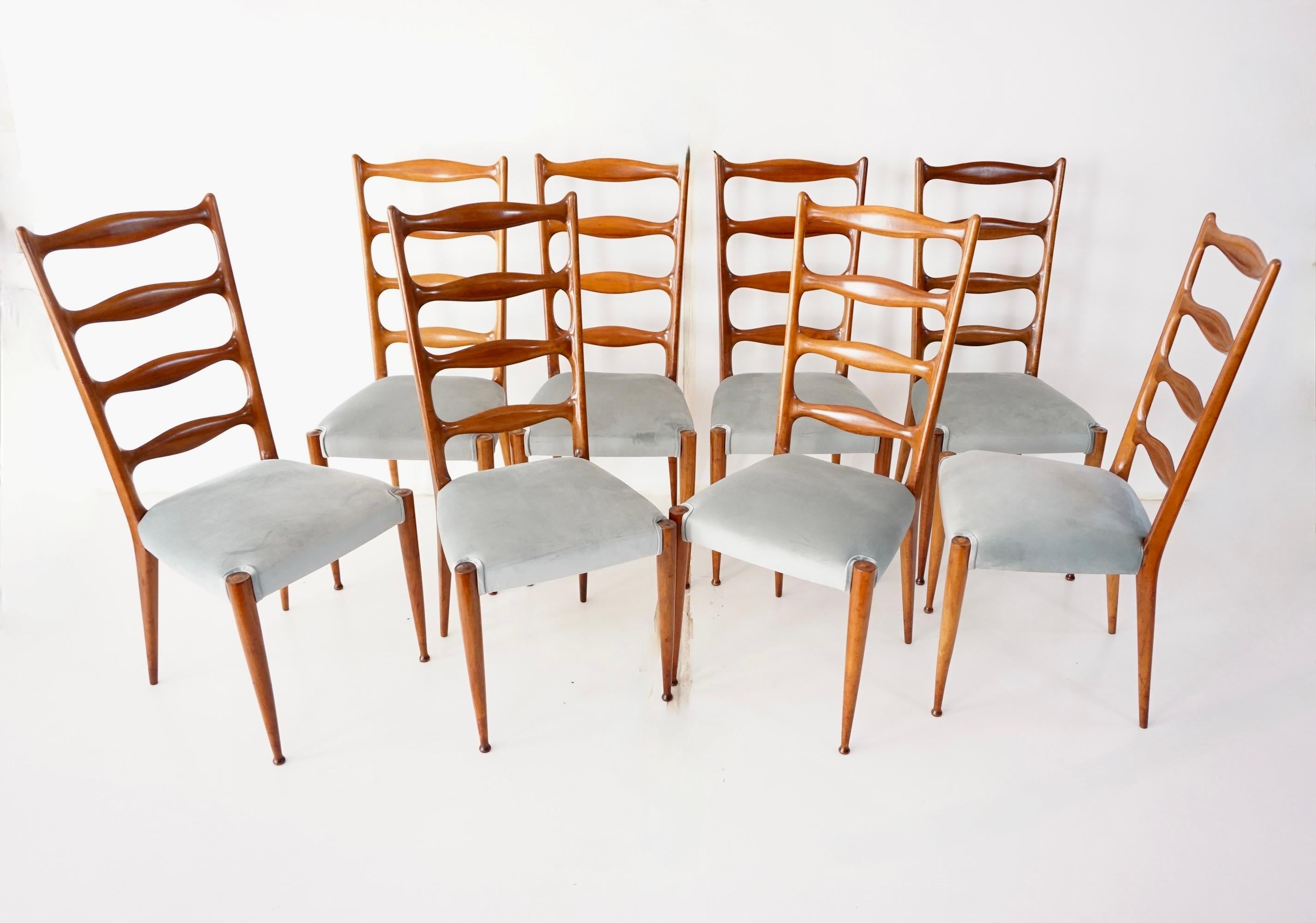 set di rare ed eleganti otto sedie da pranzo alte, 1950
designed by Paolo Buffa 
prodotto probabilmente da Serafino Arrighi 
ottime condizioni originali 
tappezzeria in velluto verde menta 
noce e velluto 
Misure: altezza: 104c, 43 x 47 cm altezza