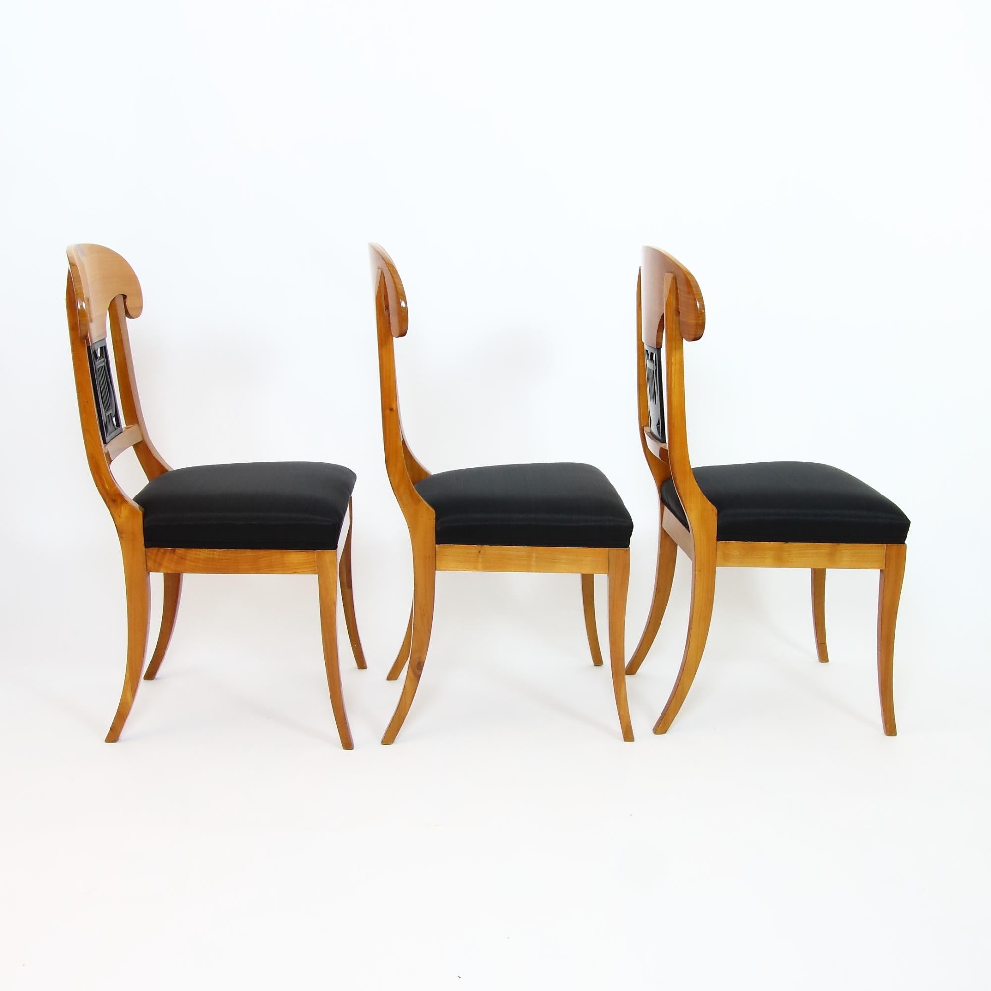 Set of 8 Partially Early 19th German Biedermeier Saxe-Coburg Provenance Chairs In Good Condition For Sale In Berlin, DE