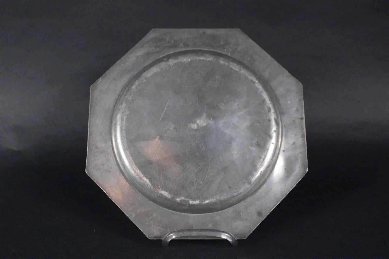 Set of 8 Pewter Octagonal Plates, 18th Century In Good Condition In Doylestown, PA