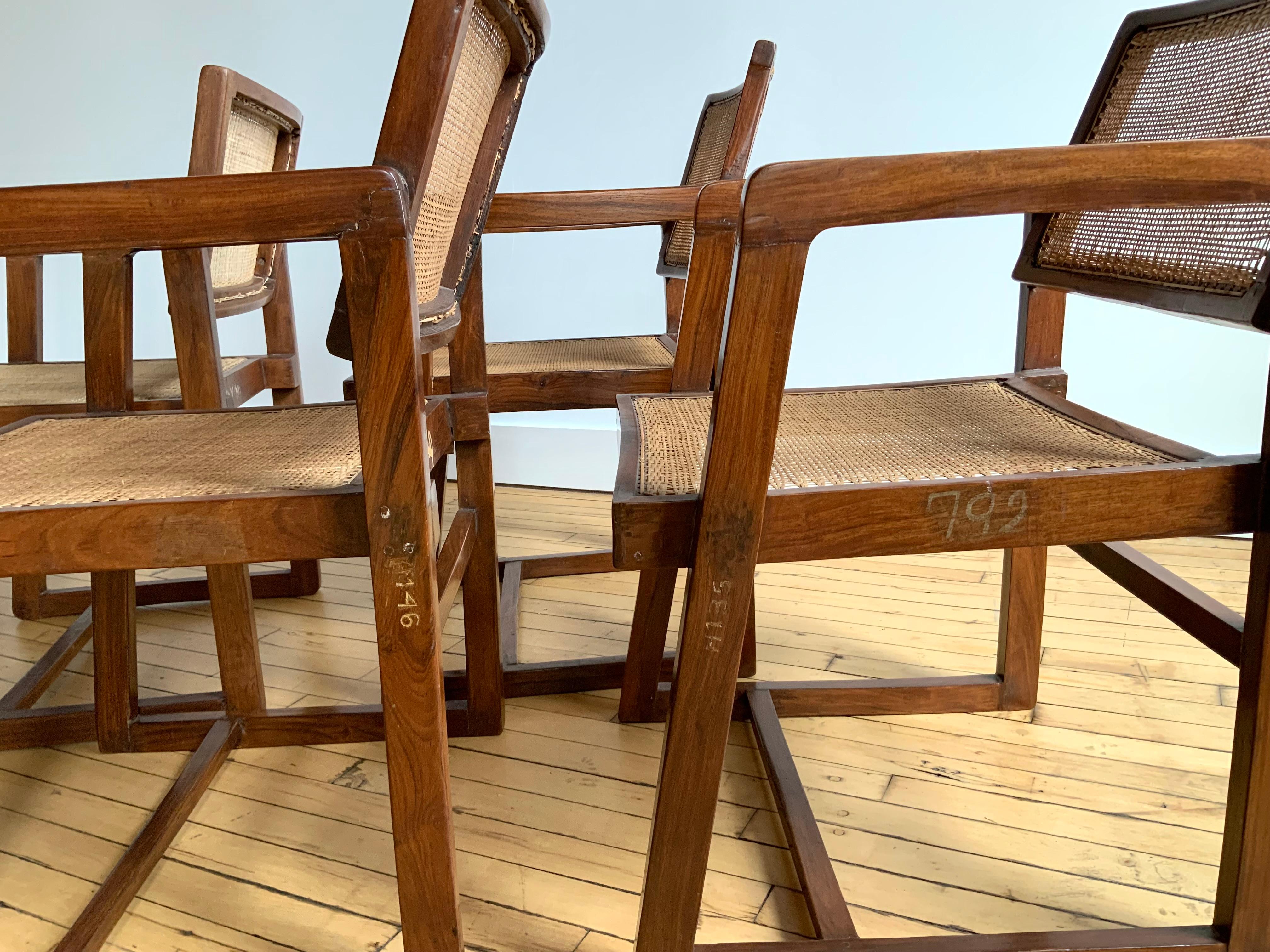Milieu du XXe siècle Ensemble de 8 fauteuils boîte Pierre Jeanneret en vente
