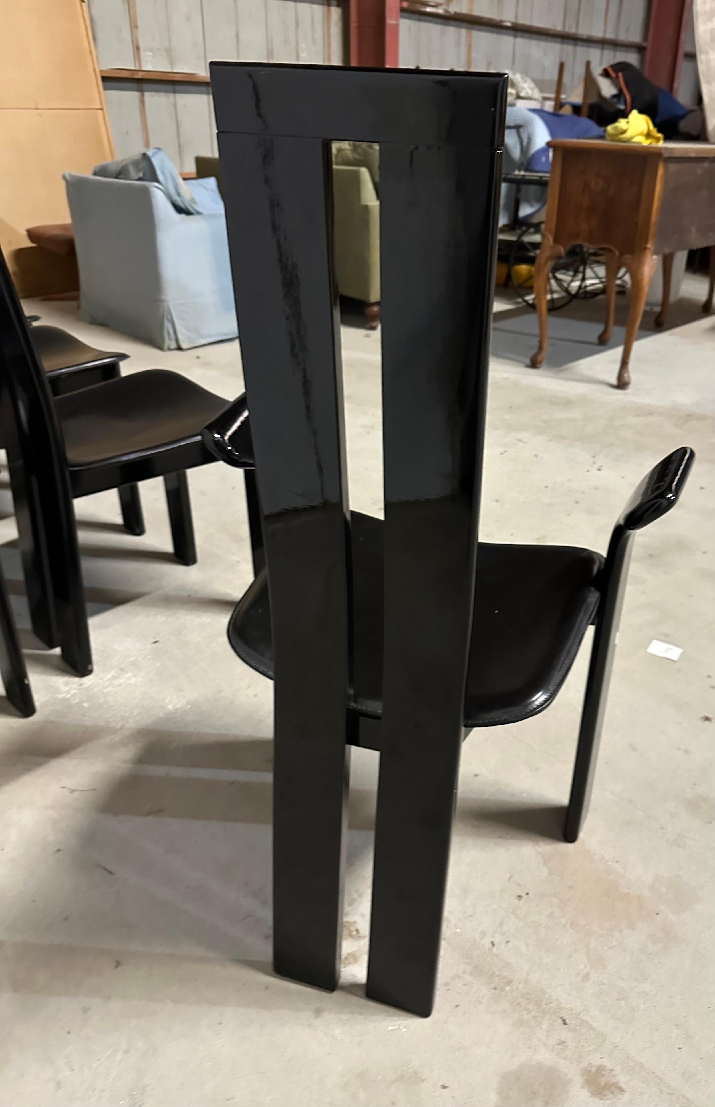 Satz von 8 schwarz lackierten Pietro Costantini-Esszimmerstühlen -- 22 Stühle verfügbar im Angebot 6