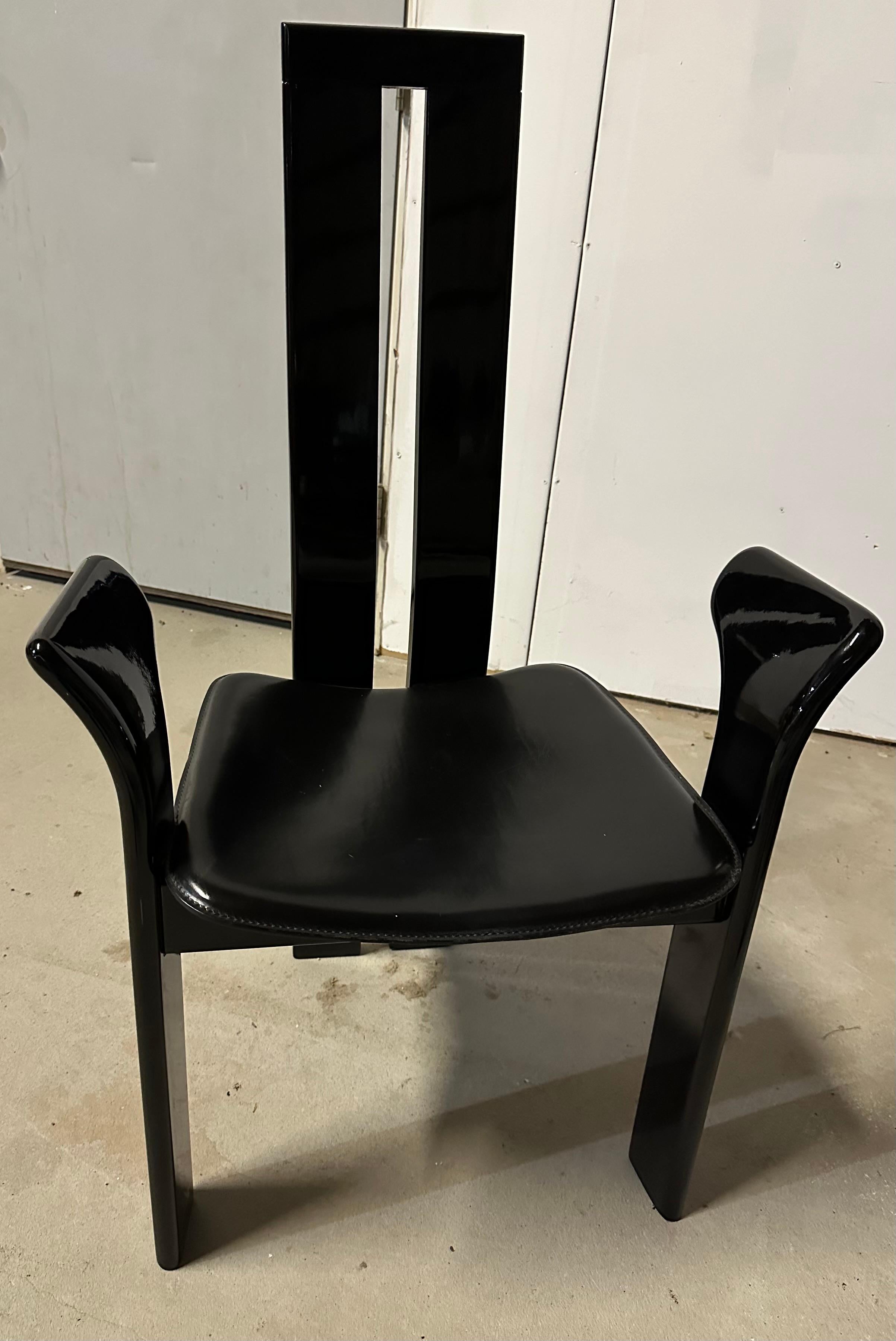 Satz von 8 schwarz lackierten Pietro Costantini-Esszimmerstühlen -- 22 Stühle verfügbar im Angebot 7