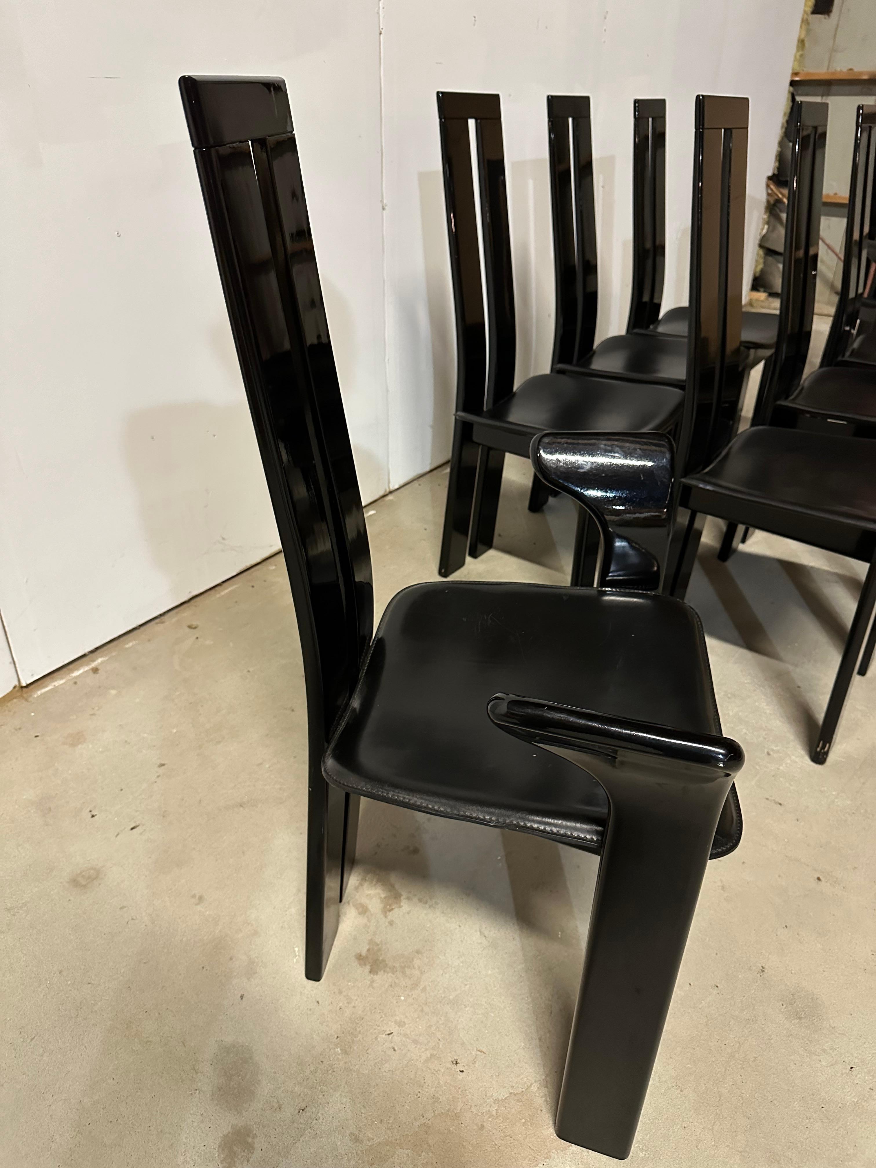 Satz von 8 schwarz lackierten Pietro Costantini-Esszimmerstühlen -- 22 Stühle verfügbar im Angebot 8