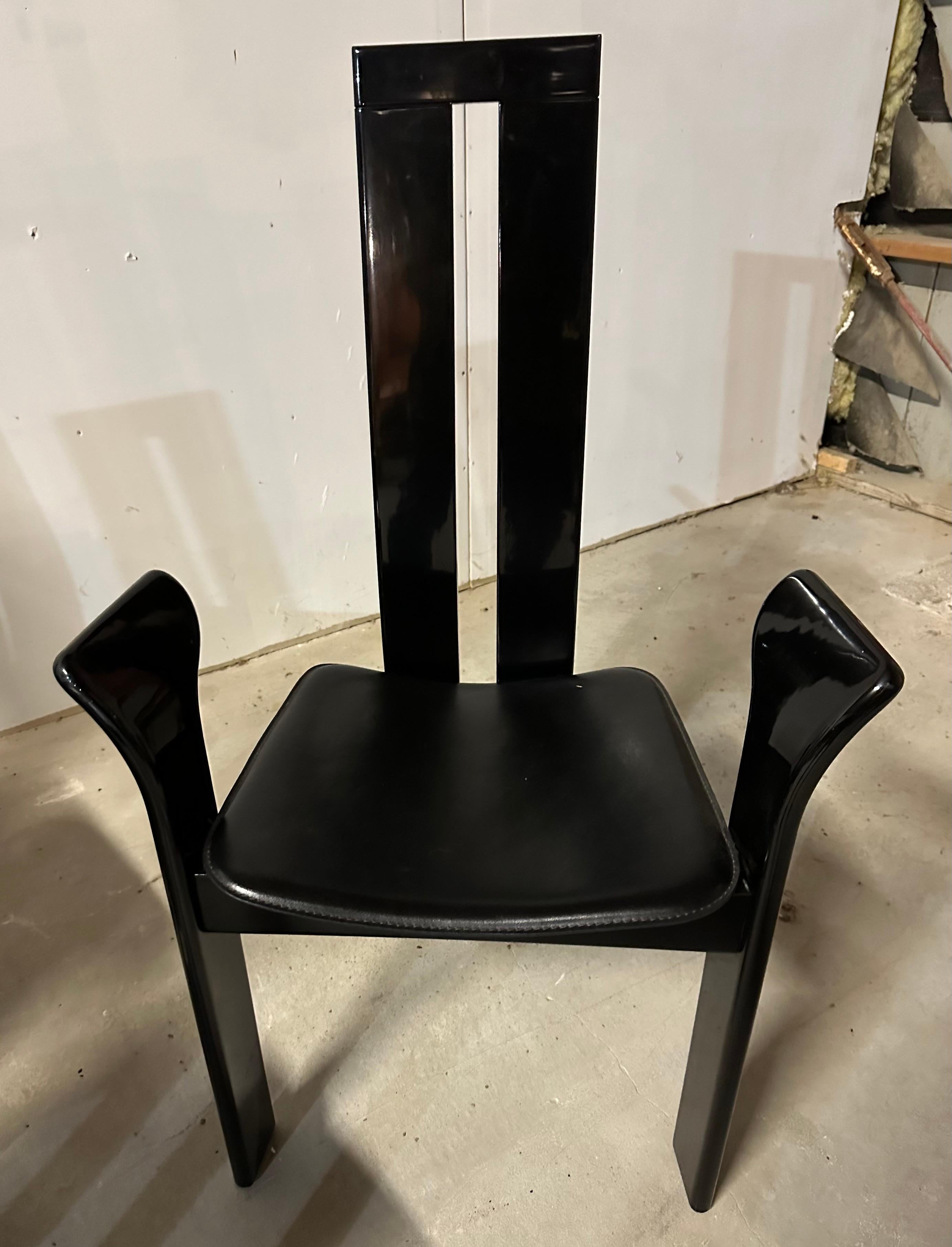 Satz von 8 schwarz lackierten Pietro Costantini-Esszimmerstühlen -- 22 Stühle verfügbar im Angebot 11