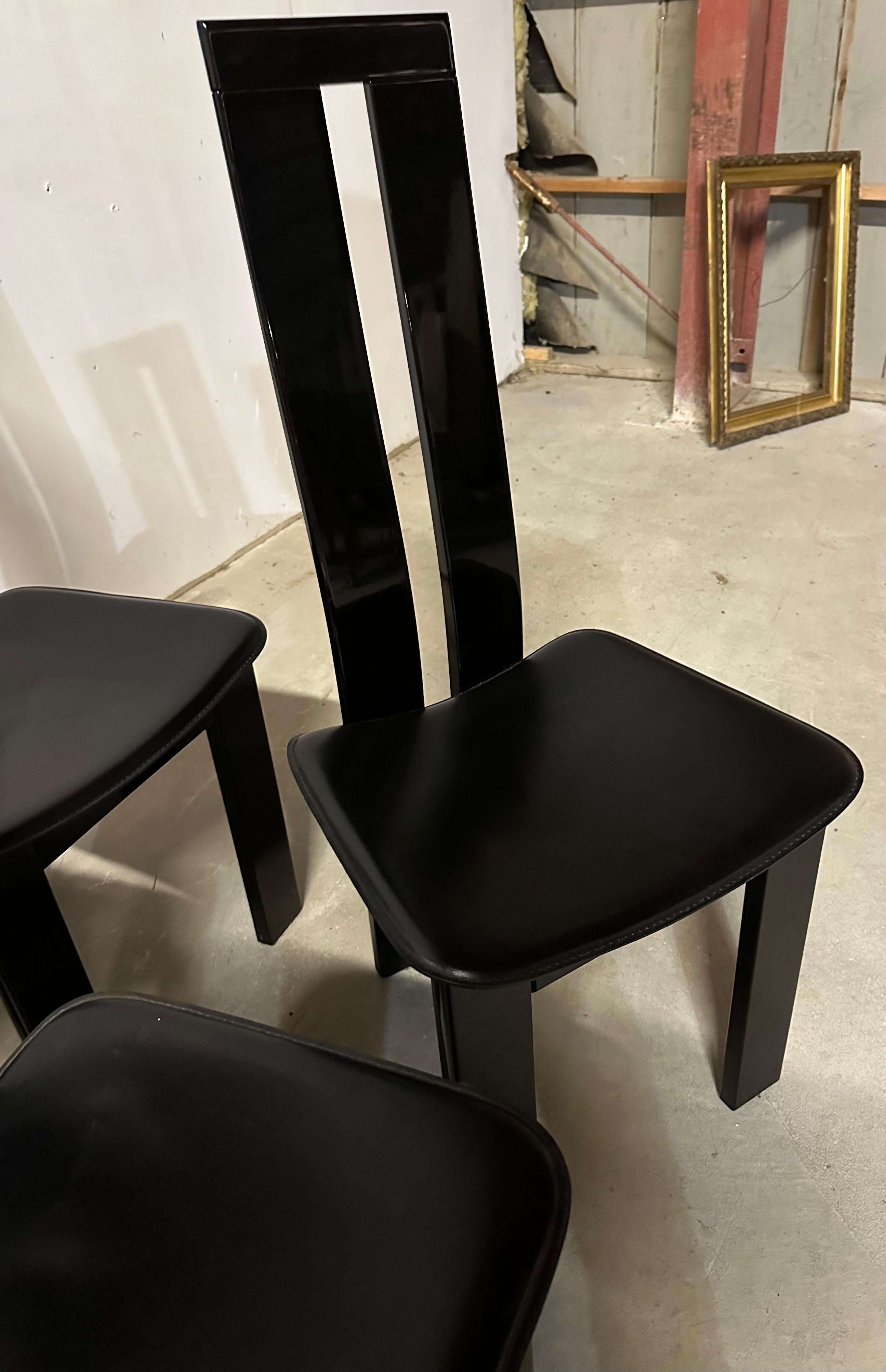 Satz von 8 schwarz lackierten Pietro Costantini-Esszimmerstühlen -- 22 Stühle verfügbar im Zustand „Gut“ im Angebot in Sheffield, MA