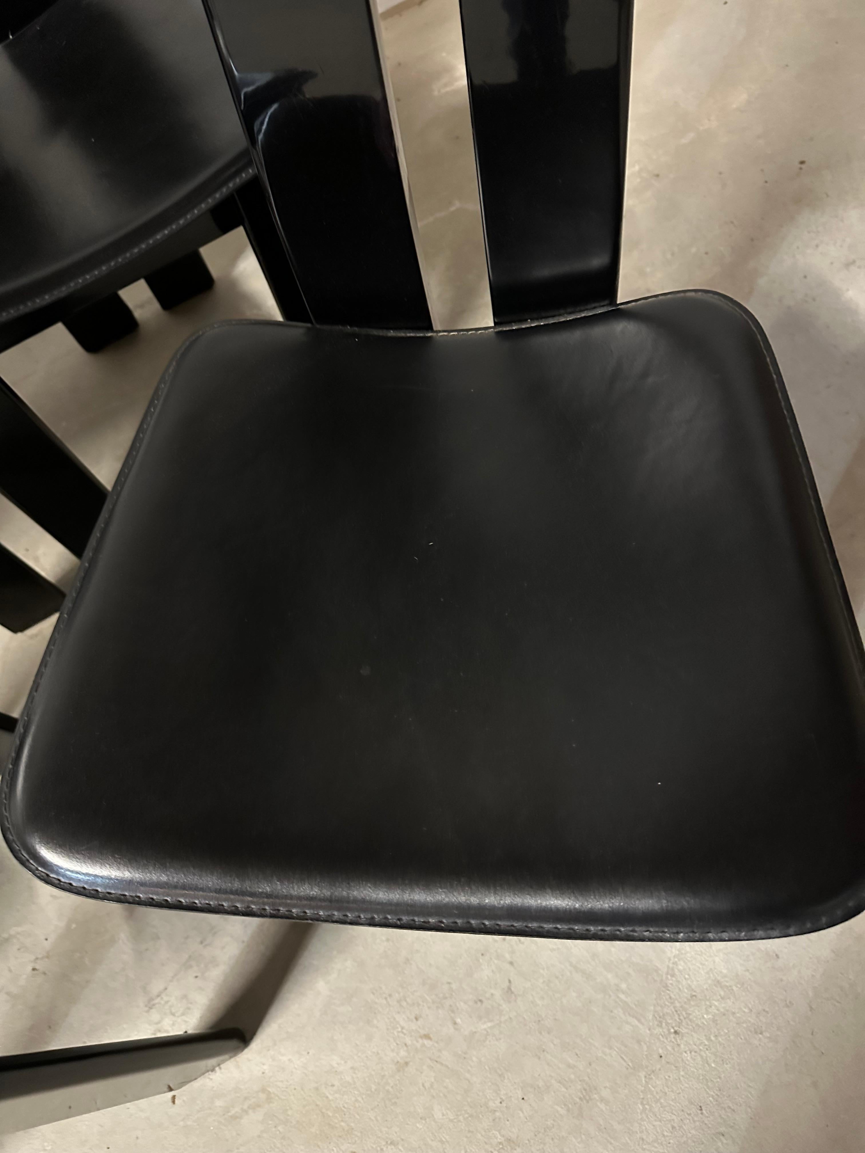Satz von 8 schwarz lackierten Pietro Costantini-Esszimmerstühlen -- 22 Stühle verfügbar (20. Jahrhundert) im Angebot
