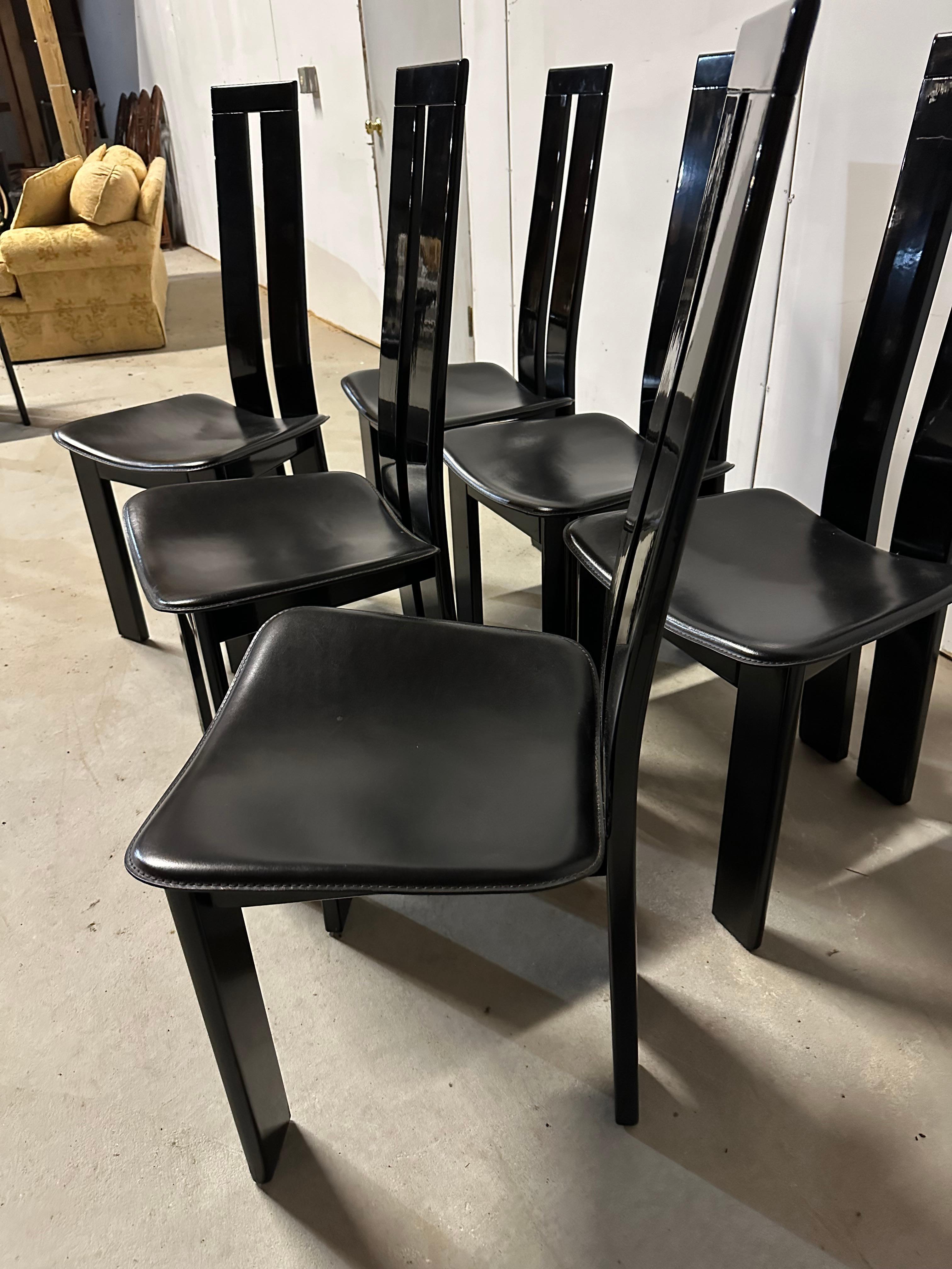 Satz von 8 schwarz lackierten Pietro Costantini-Esszimmerstühlen -- 22 Stühle verfügbar (Leder) im Angebot