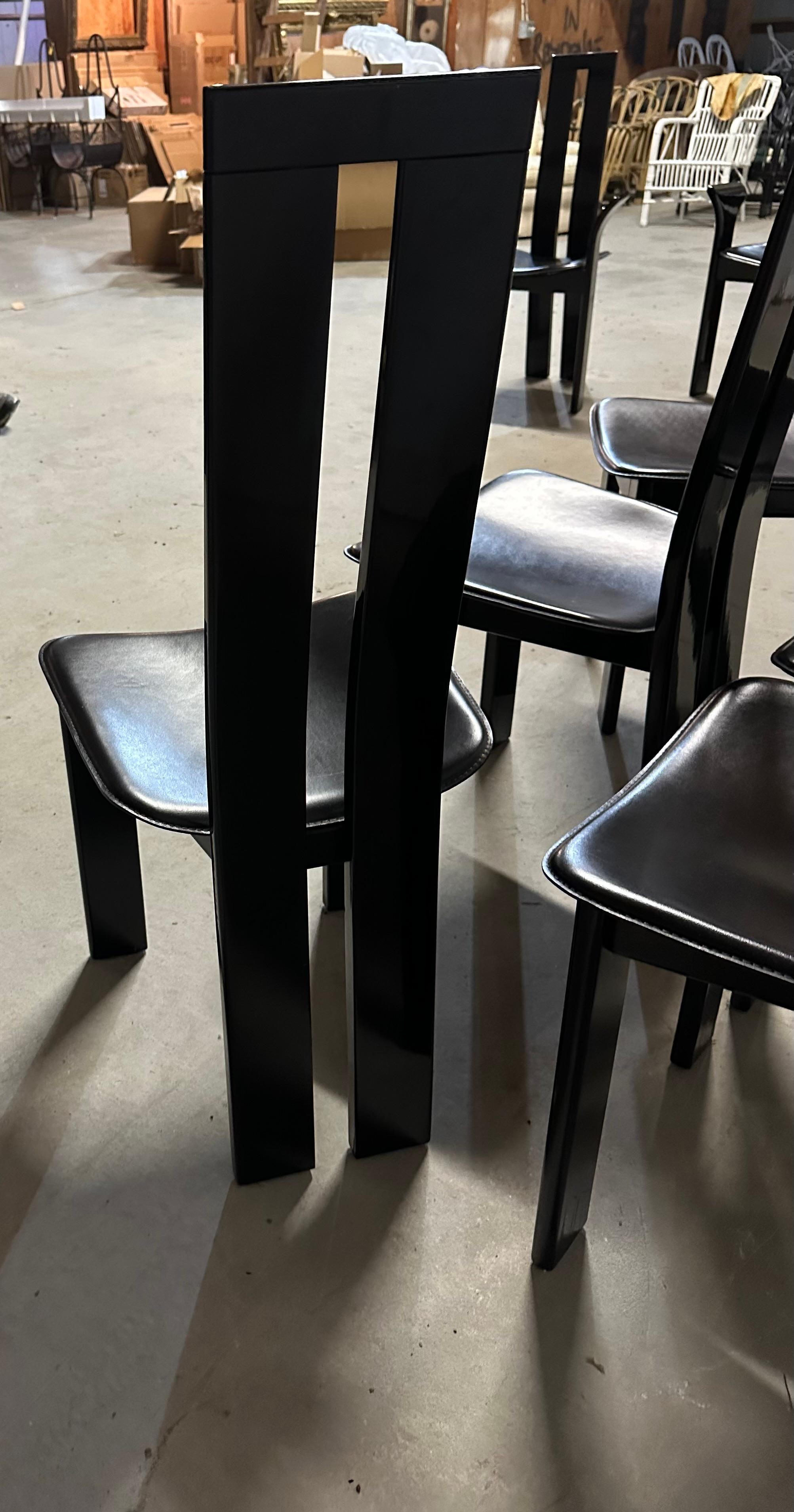Satz von 8 schwarz lackierten Pietro Costantini-Esszimmerstühlen -- 22 Stühle verfügbar im Angebot 1