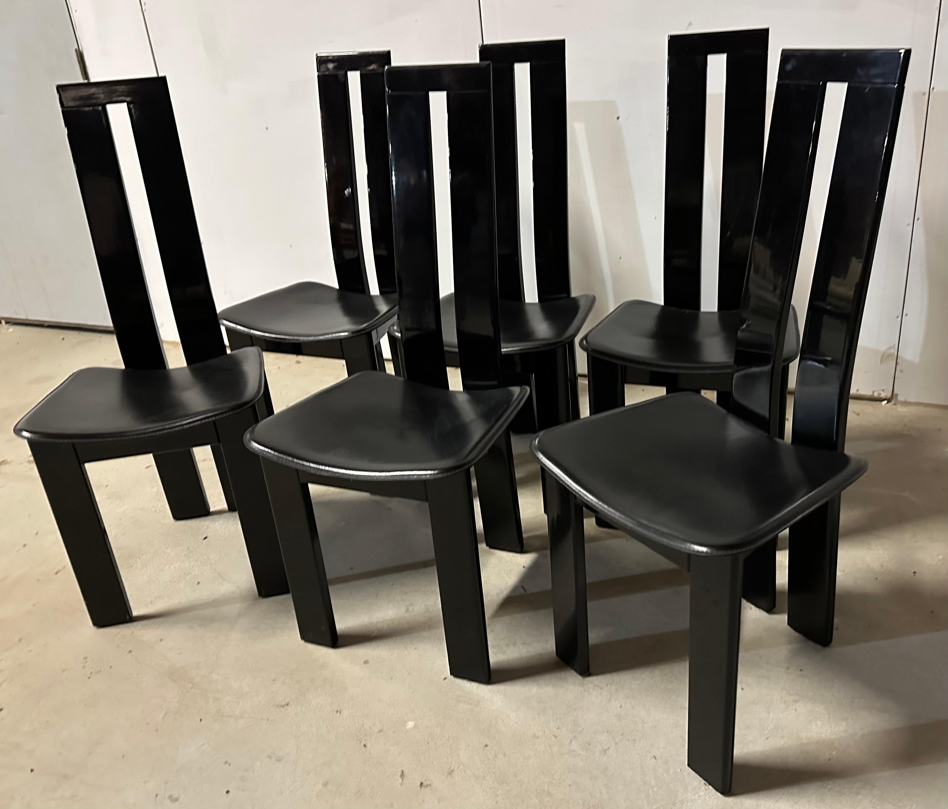 Satz von 8 schwarz lackierten Pietro Costantini-Esszimmerstühlen -- 22 Stühle verfügbar im Angebot 3