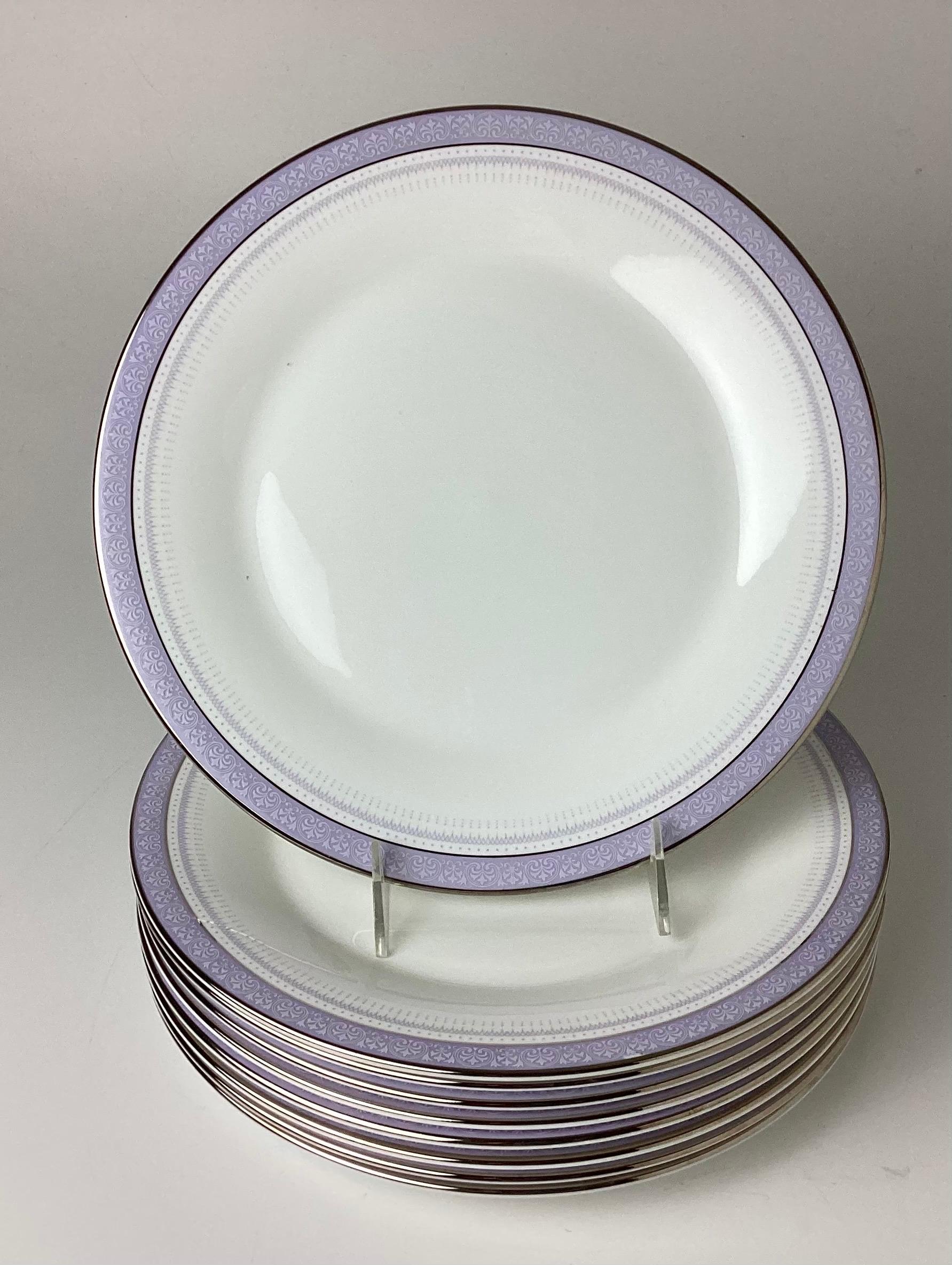 Ensemble de 8 plus une assiette de service Lilactime by ROYAL DOULTON. Rouleaux blancs sur bandeau lilas. 10 3/4
