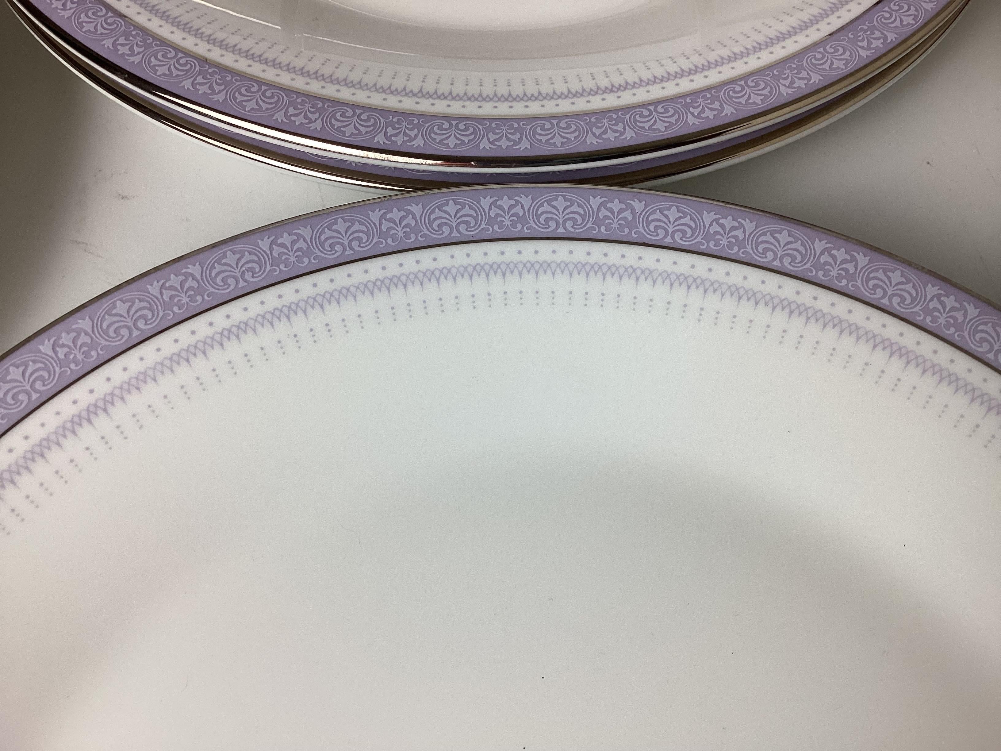 Set of 8 Plus One Lilactime by Royal Doulton Dinner Service Plates In Excellent Condition For Sale In Lambertville, NJ