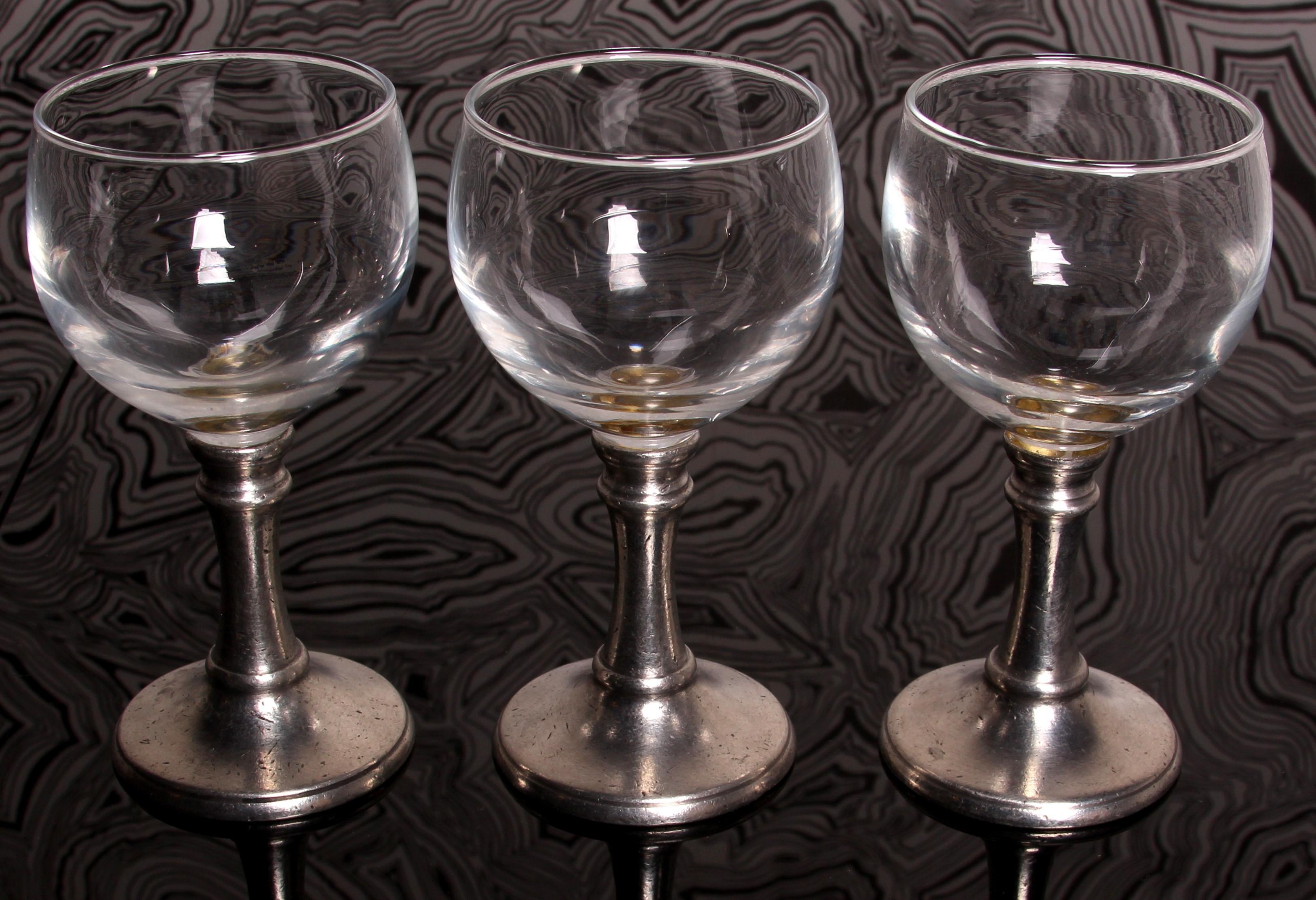 Set di 8 bicchieri da vino Porto o Sherry Italia Base in peltro forma deliziosa in vendita 3