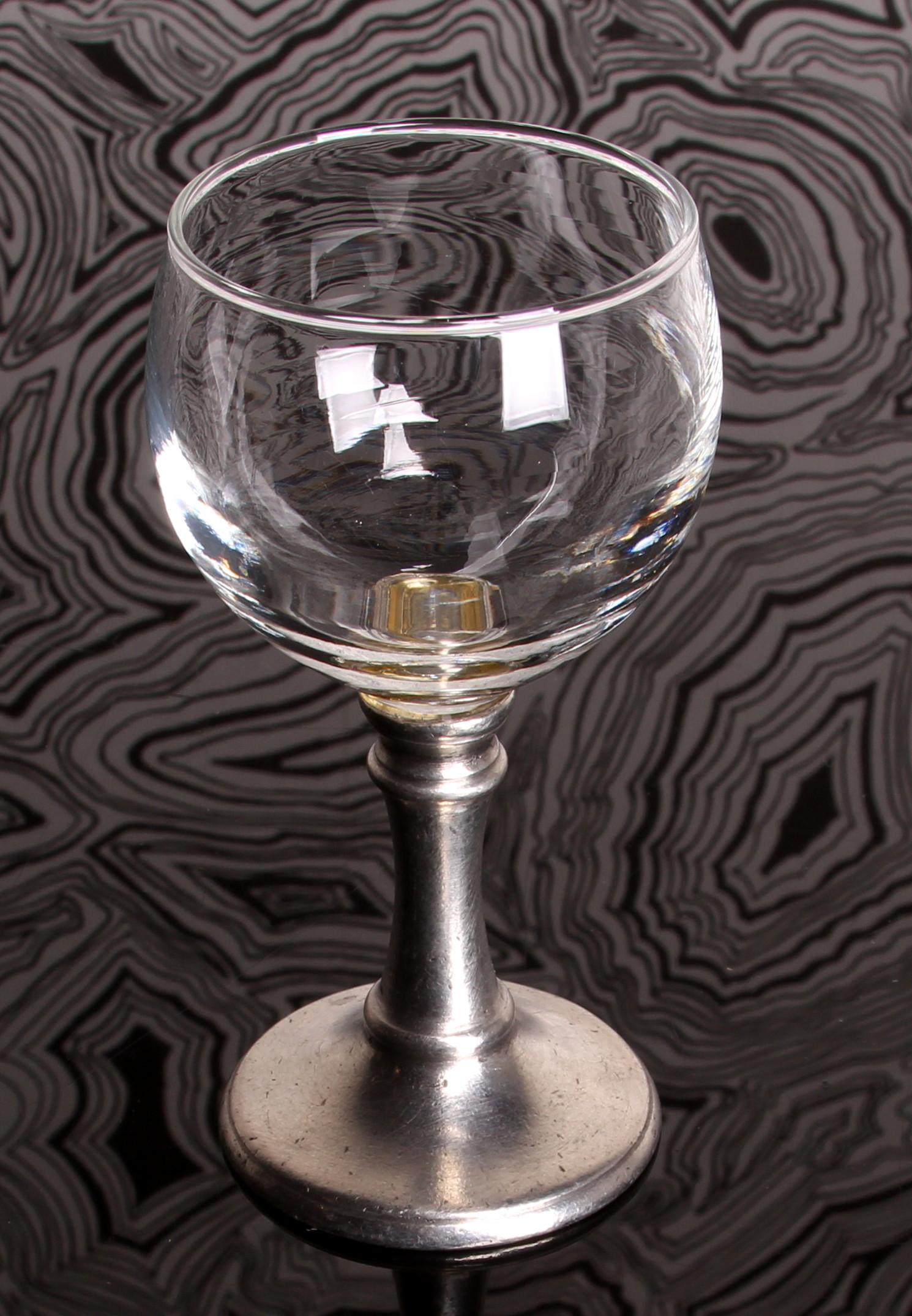 Peltro Set di 8 bicchieri da vino Porto o Sherry Italia Base in peltro forma deliziosa in vendita