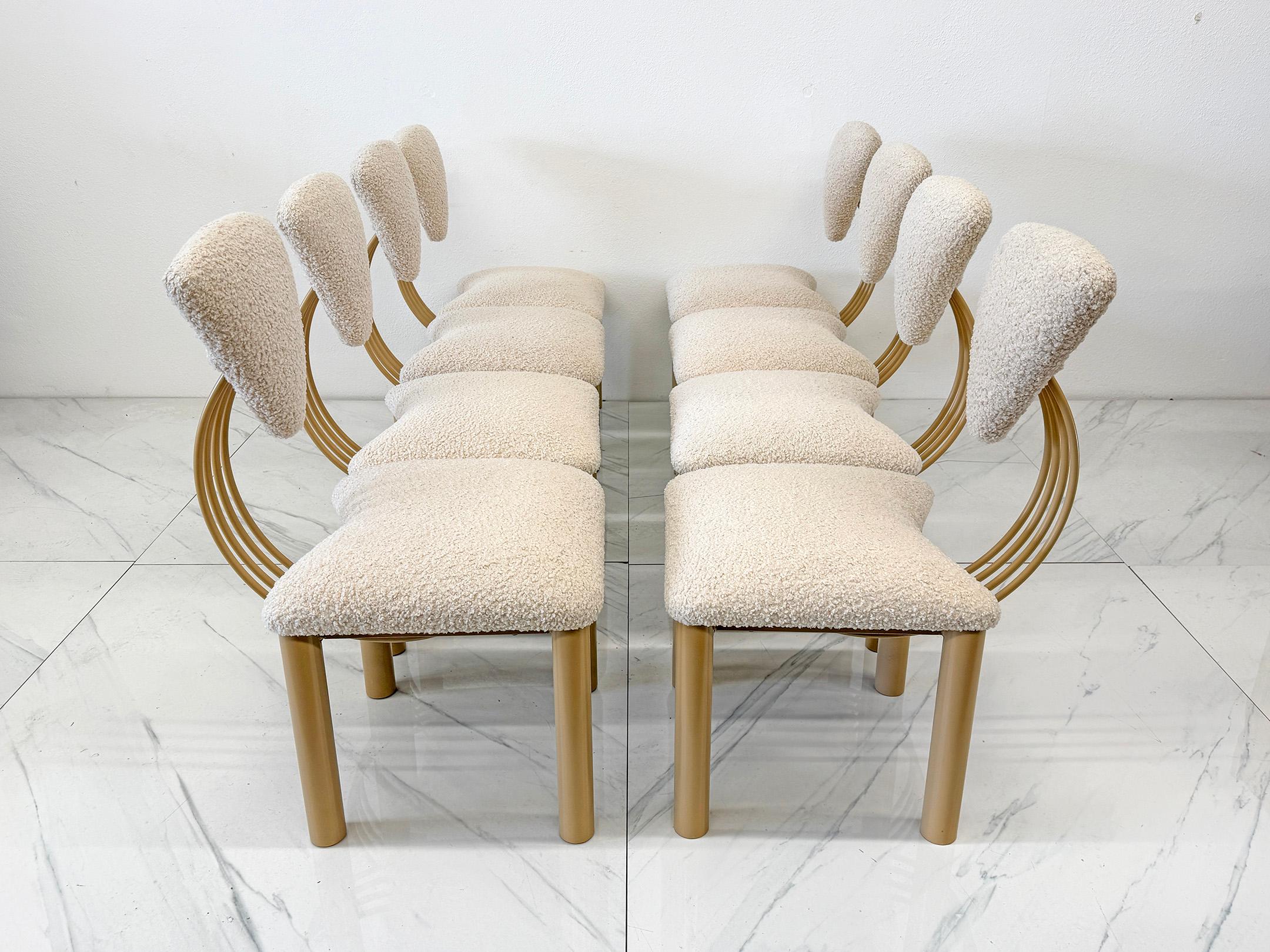 Set di 8 sedie da pranzo post-moderne, verniciate a polvere in tan e boucle avorio, anni '80 In condizioni buone in vendita a Culver City, CA