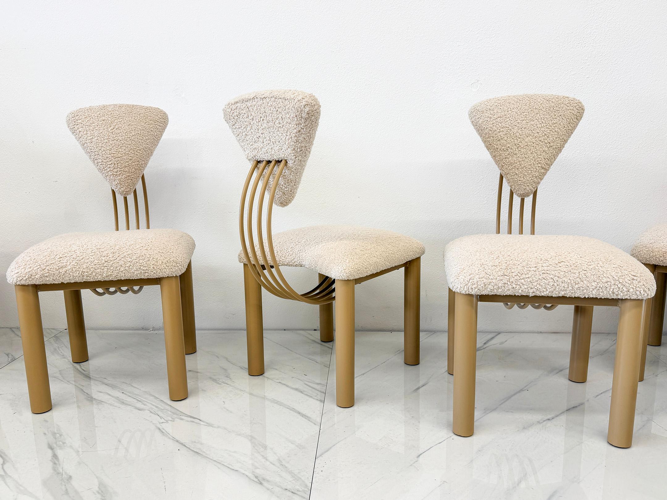 Fine XX secolo Set di 8 sedie da pranzo post-moderne, verniciate a polvere in tan e boucle avorio, anni '80 in vendita