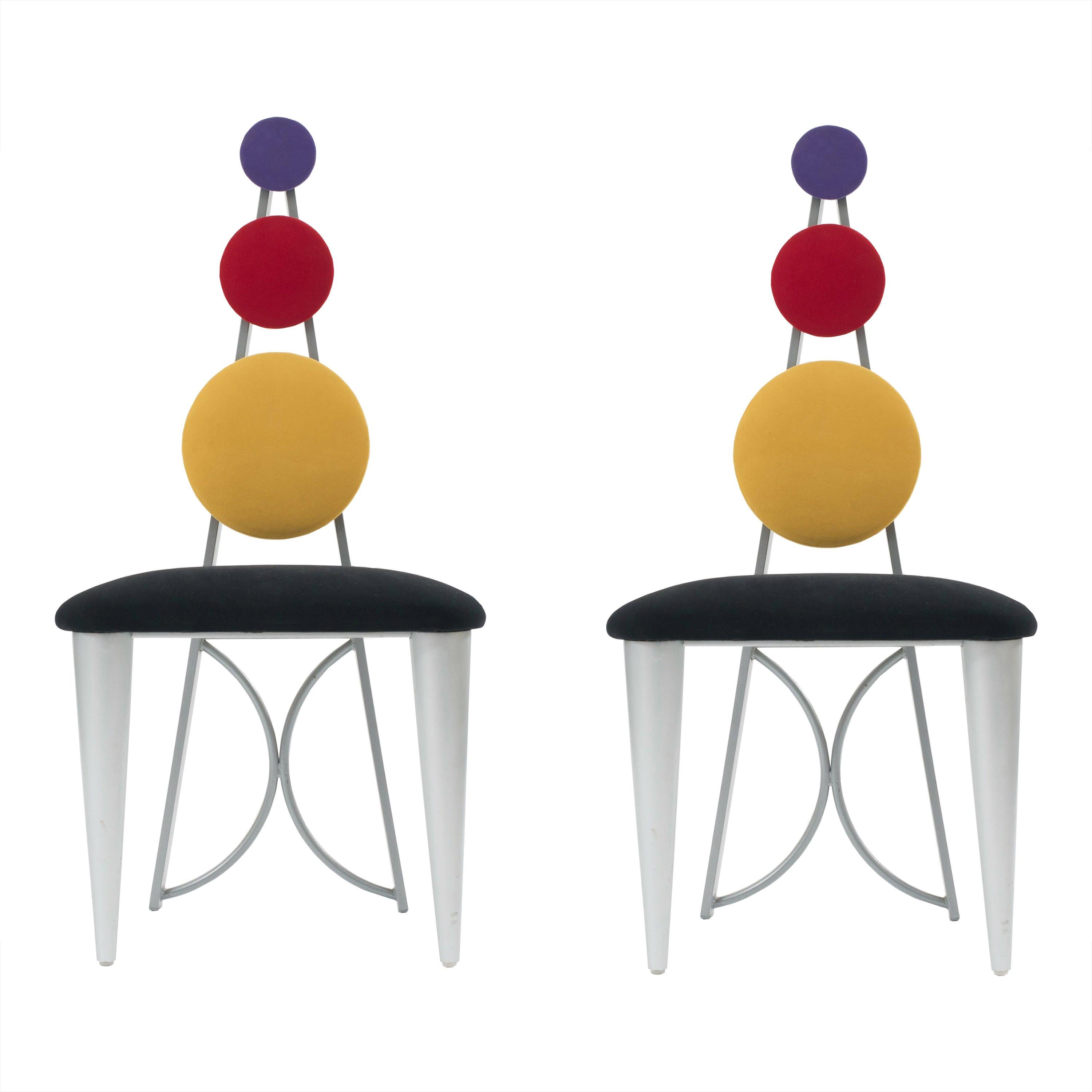 Set von 8 postmodernen:: mehrfarbigen Stühlen im Memphis-Stil im Angebot