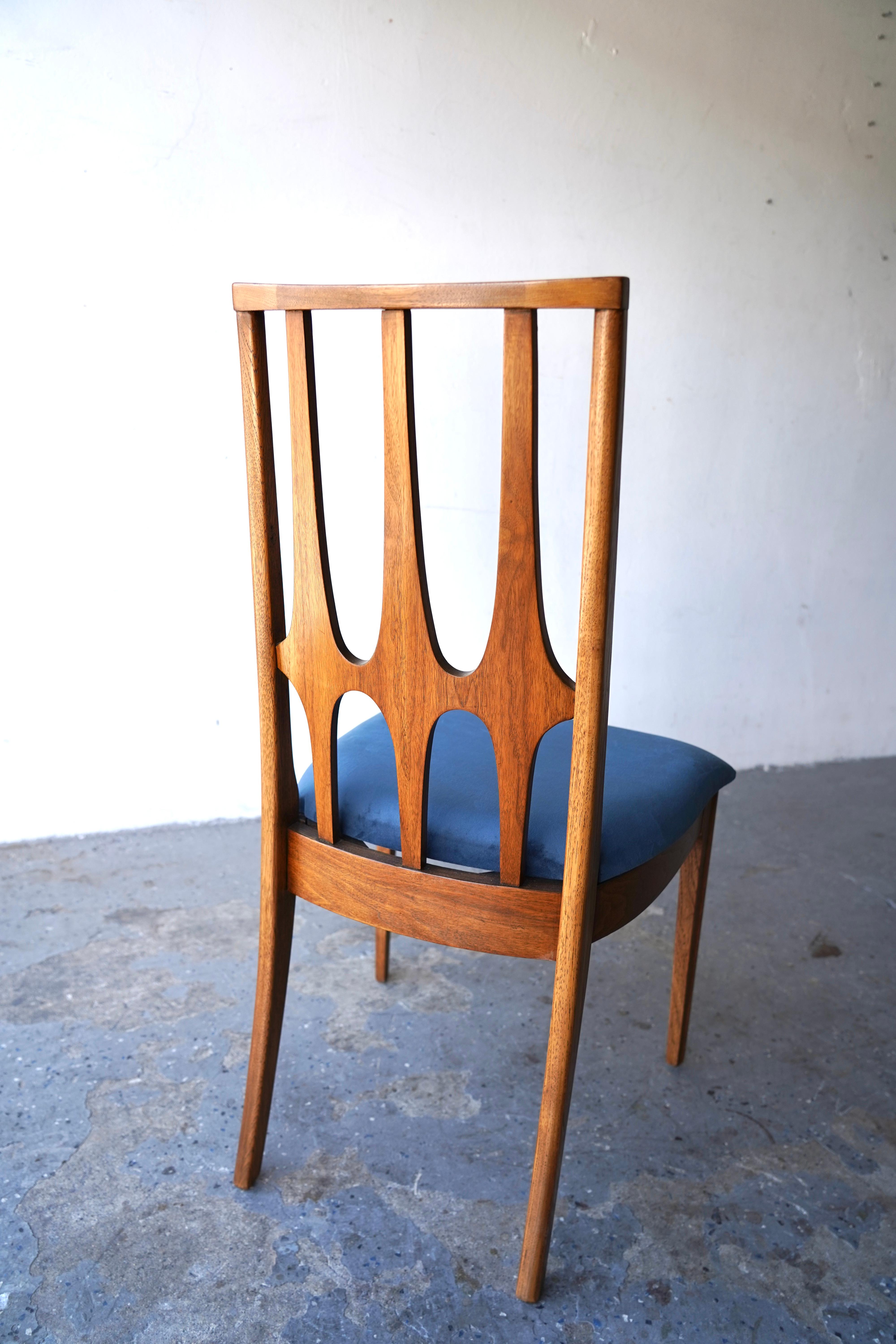 Set of 8 Professionally Restored Broyhill Brasilia Walnut Dining Chairs, 1960s en venta 4