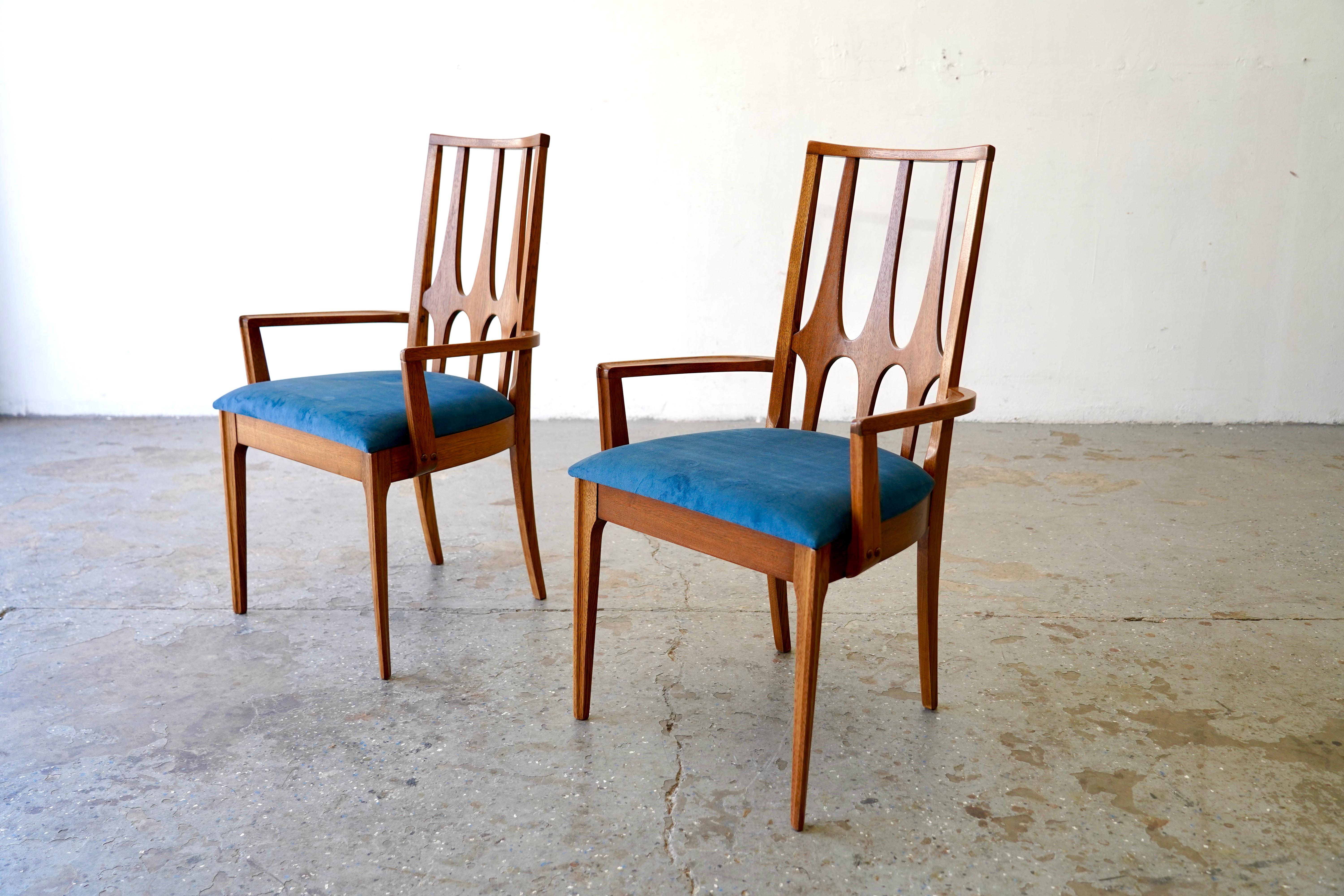 Set of 8 Professionally Restored Broyhill Brasilia Walnut Dining Chairs, 1960s Moderno de mediados de siglo en venta