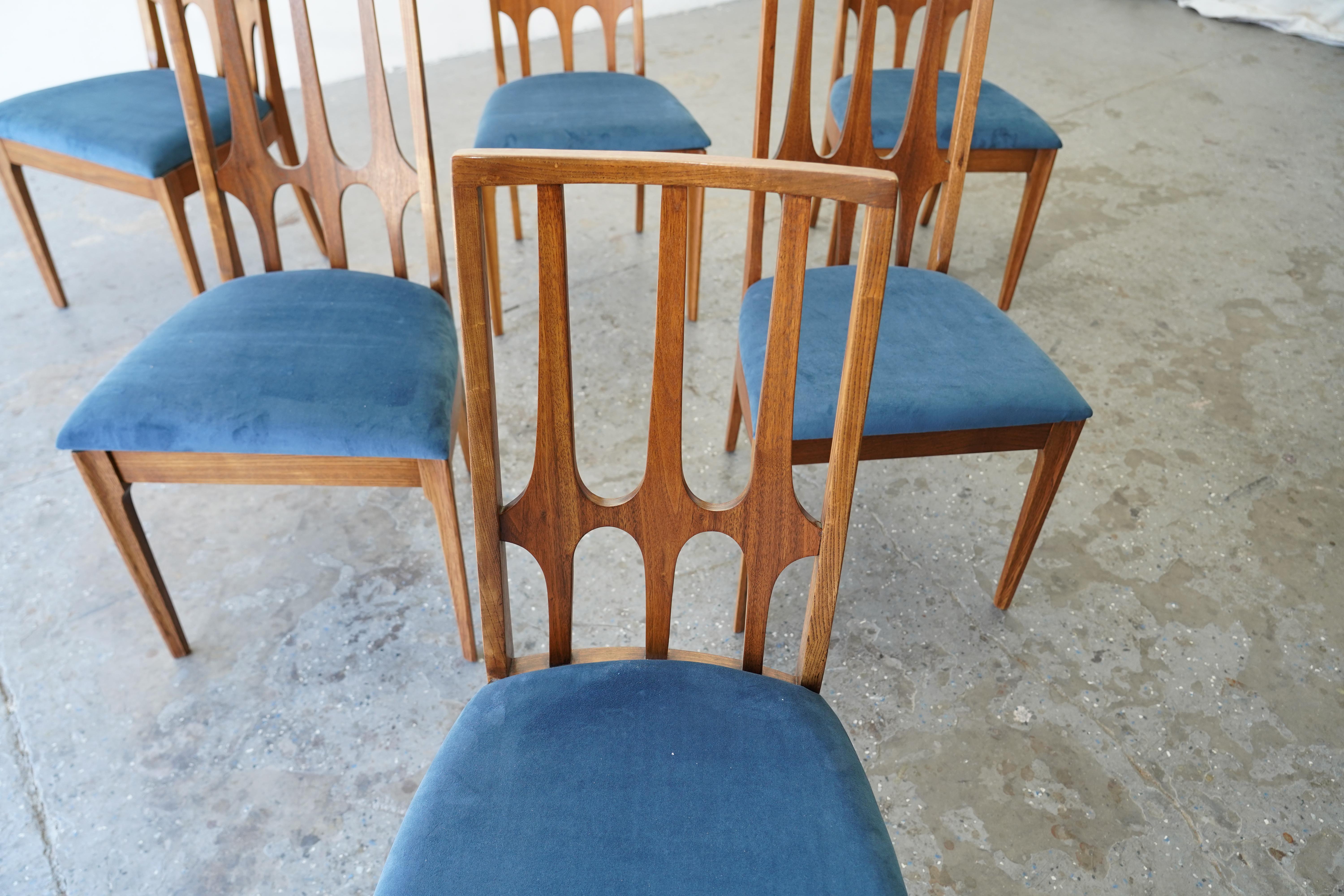 Set of 8 Professionally Restored Broyhill Brasilia Walnut Dining Chairs, 1960s Terciopelo en venta