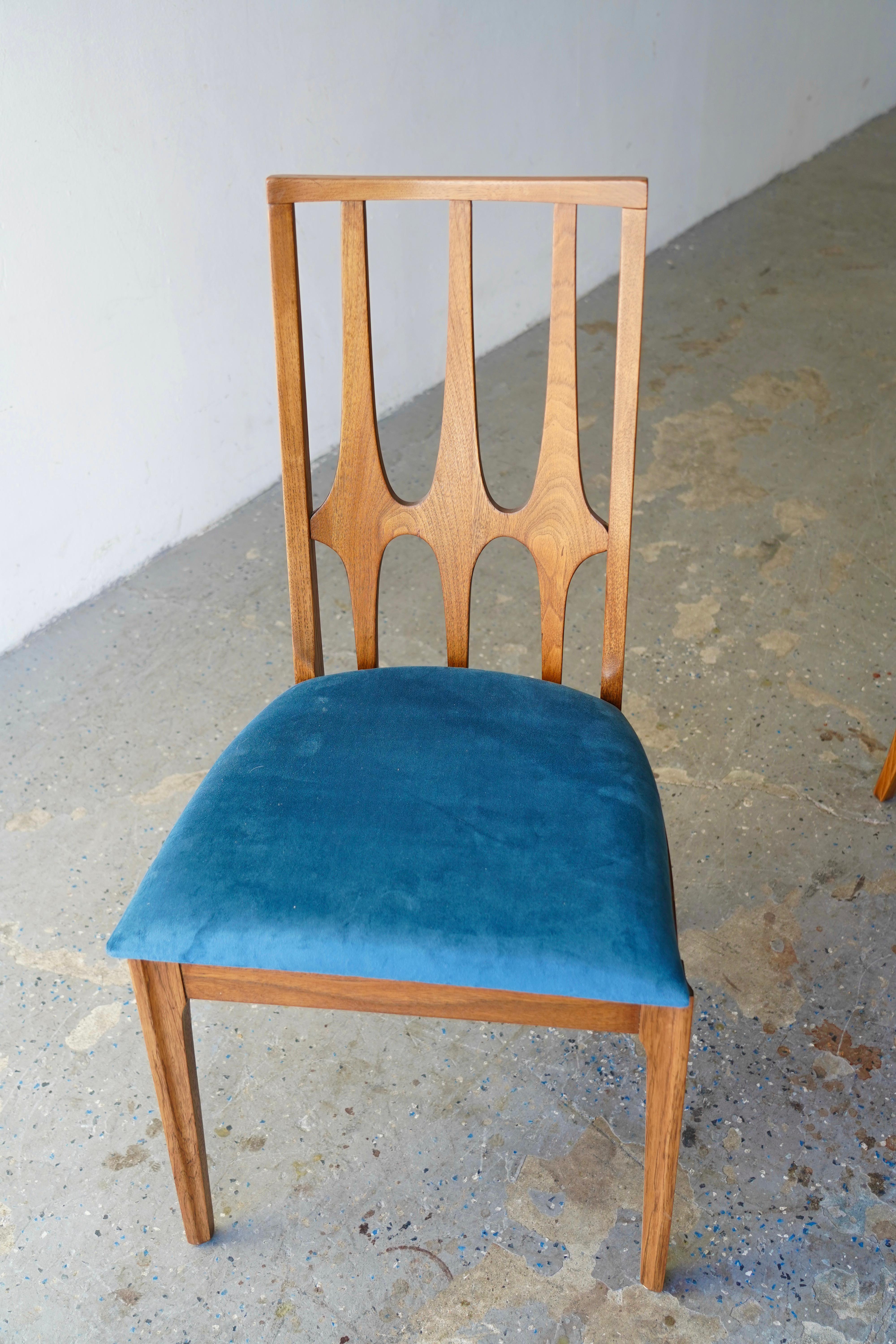 Set of 8 Professionally Restored Broyhill Brasilia Walnut Dining Chairs, 1960s en venta 1