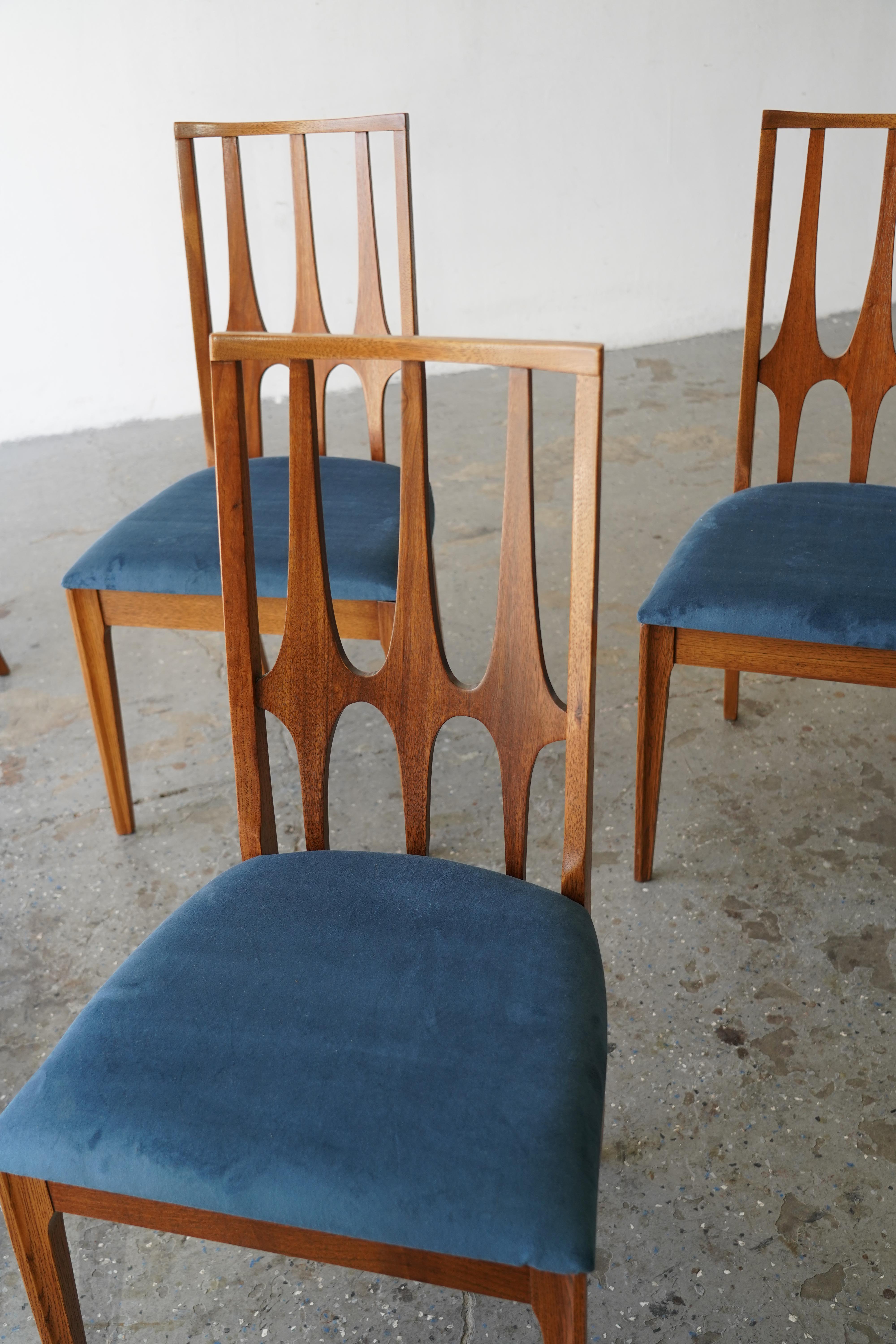 Set of 8 Professionally Restored Broyhill Brasilia Walnut Dining Chairs, 1960s en venta 2