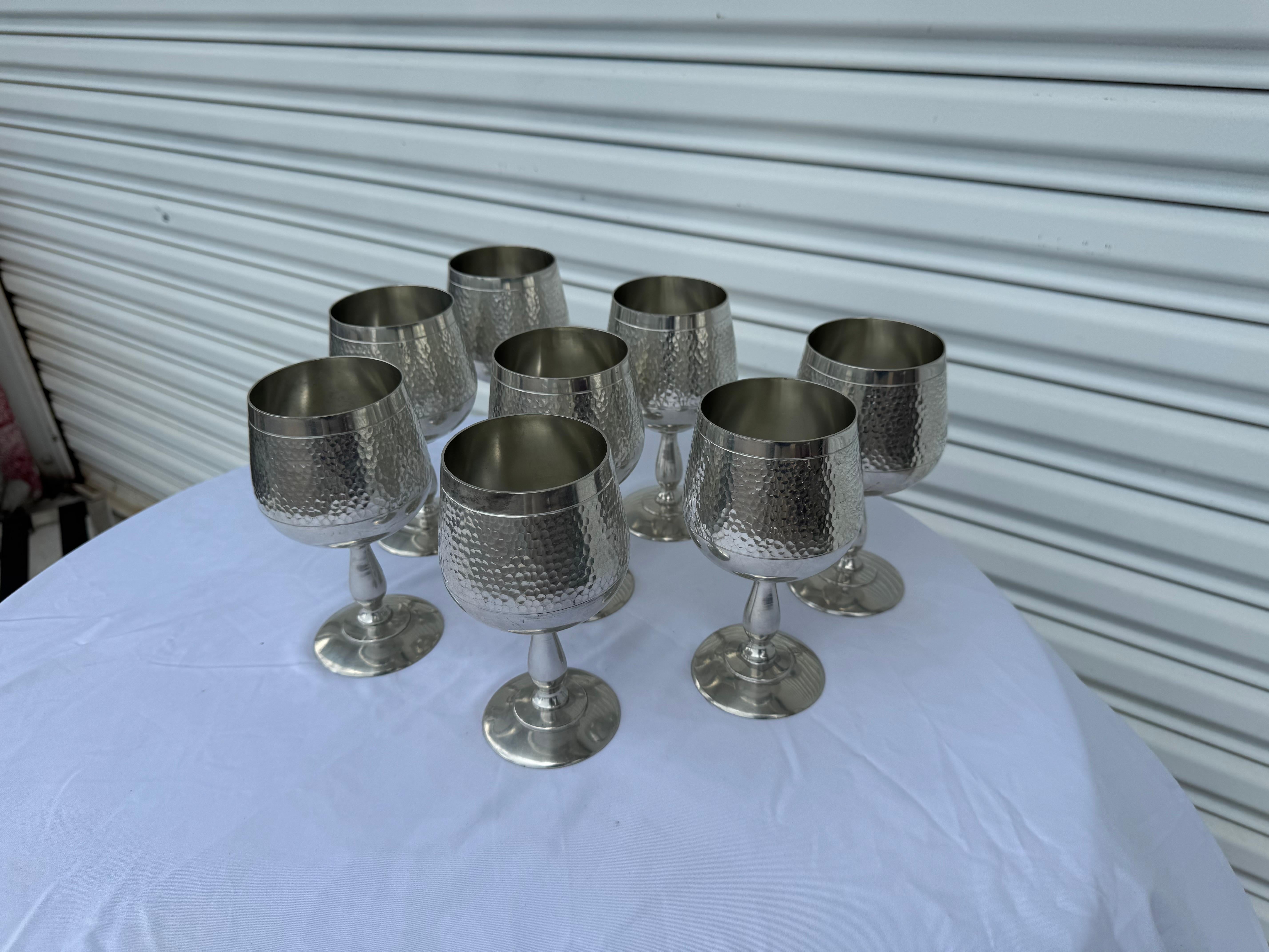 Juego de 8 copas martilladas de estaño Pura Indio en venta