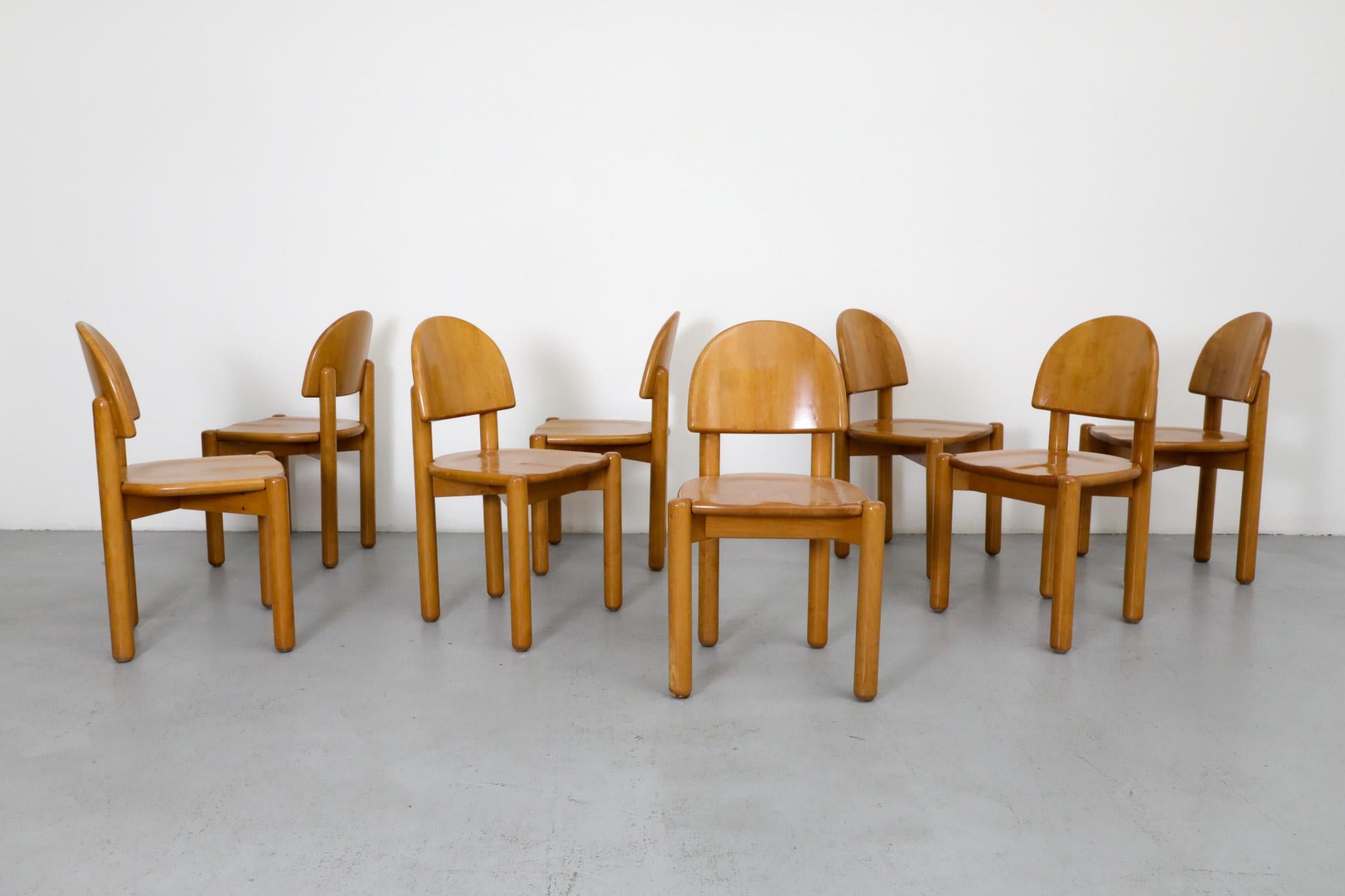Uno splendido set di 8 sedie da pranzo senza braccioli del celebre designer danese Rainer Daumiller per Hirtshals Savvaerk. Queste sedie sono caratterizzate da una spiccata qualità scultorea, definita dagli eleganti schienali a mezza luna e dalle