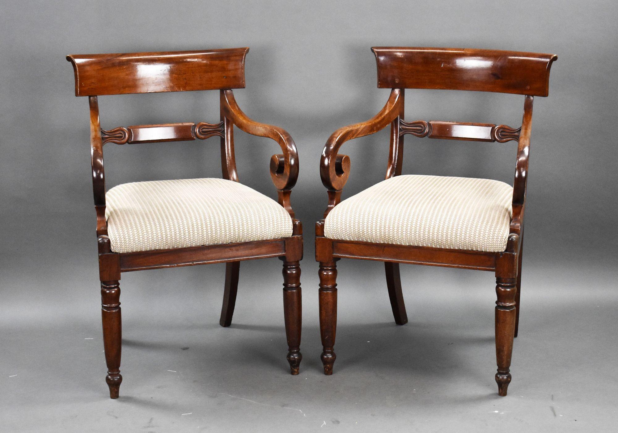 In vendita un set di 8 sedie da pranzo Regency in mogano di buona qualità, ciascuna con schienale a barra e sedute a ribalta, sollevate su gambe tornite. Ogni sedia è strutturalmente sana e in ottime condizioni.

Carvers = Larghezza: 54cm