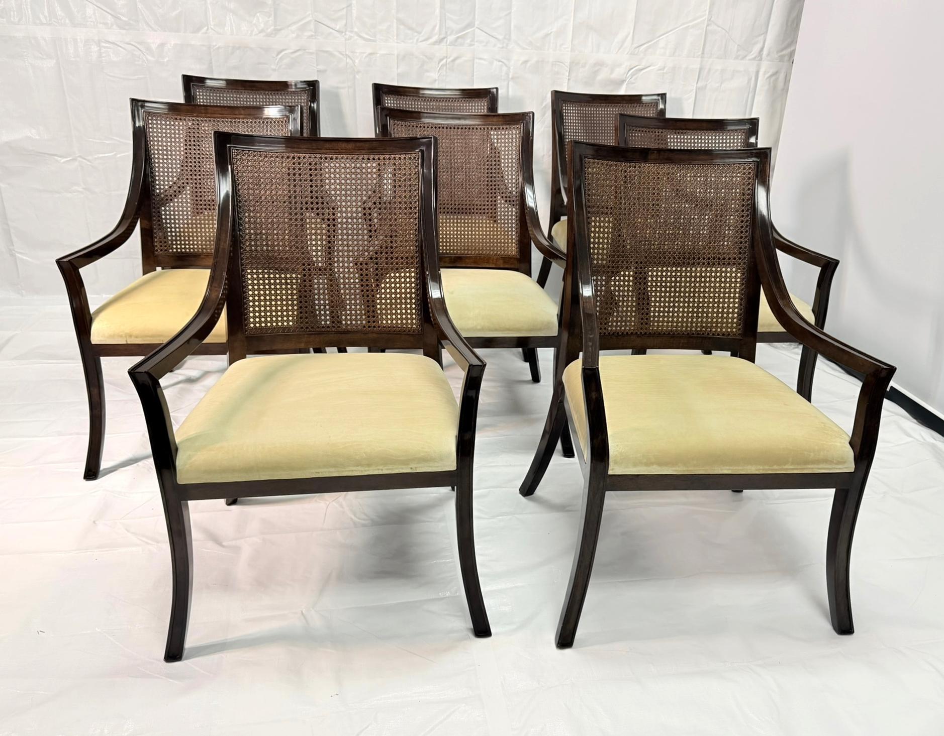 Ensemble de huit fauteuils Rose Tarlow Melrose House, conçus et fabriqués à la main à Los Angeles, Californie, États-Unis, illustrant l'élégance intemporelle et la qualité pour lesquelles Rose Tarlow est internationalement reconnue. Ces chaises de