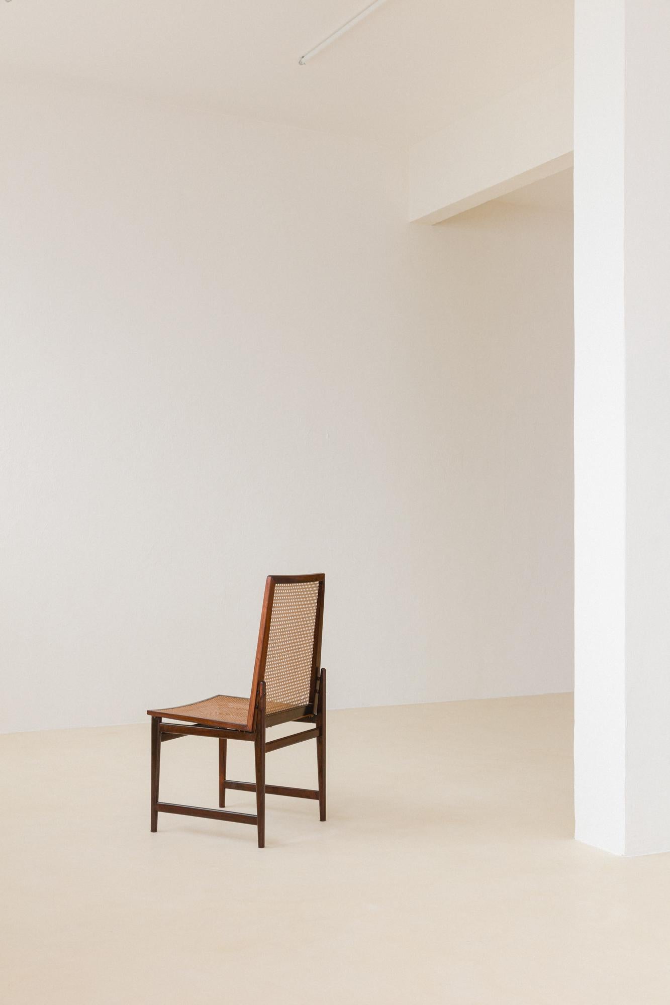 Ensemble de 8 chaises en bois de rose et en rotin par Móveis Cantù, années 1960, milieu du siècle brésilien en vente 4