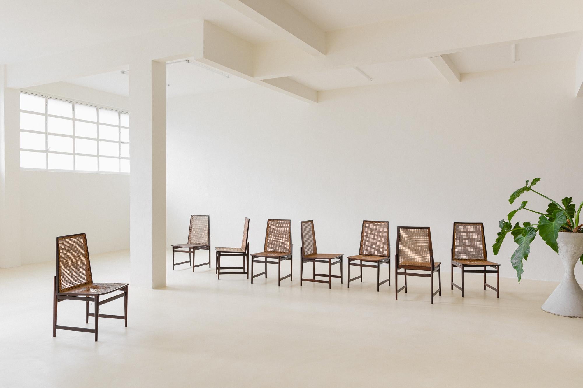 Mid-Century Modern Ensemble de 8 chaises en bois de rose et en rotin par Móveis Cantù, années 1960, milieu du siècle brésilien en vente