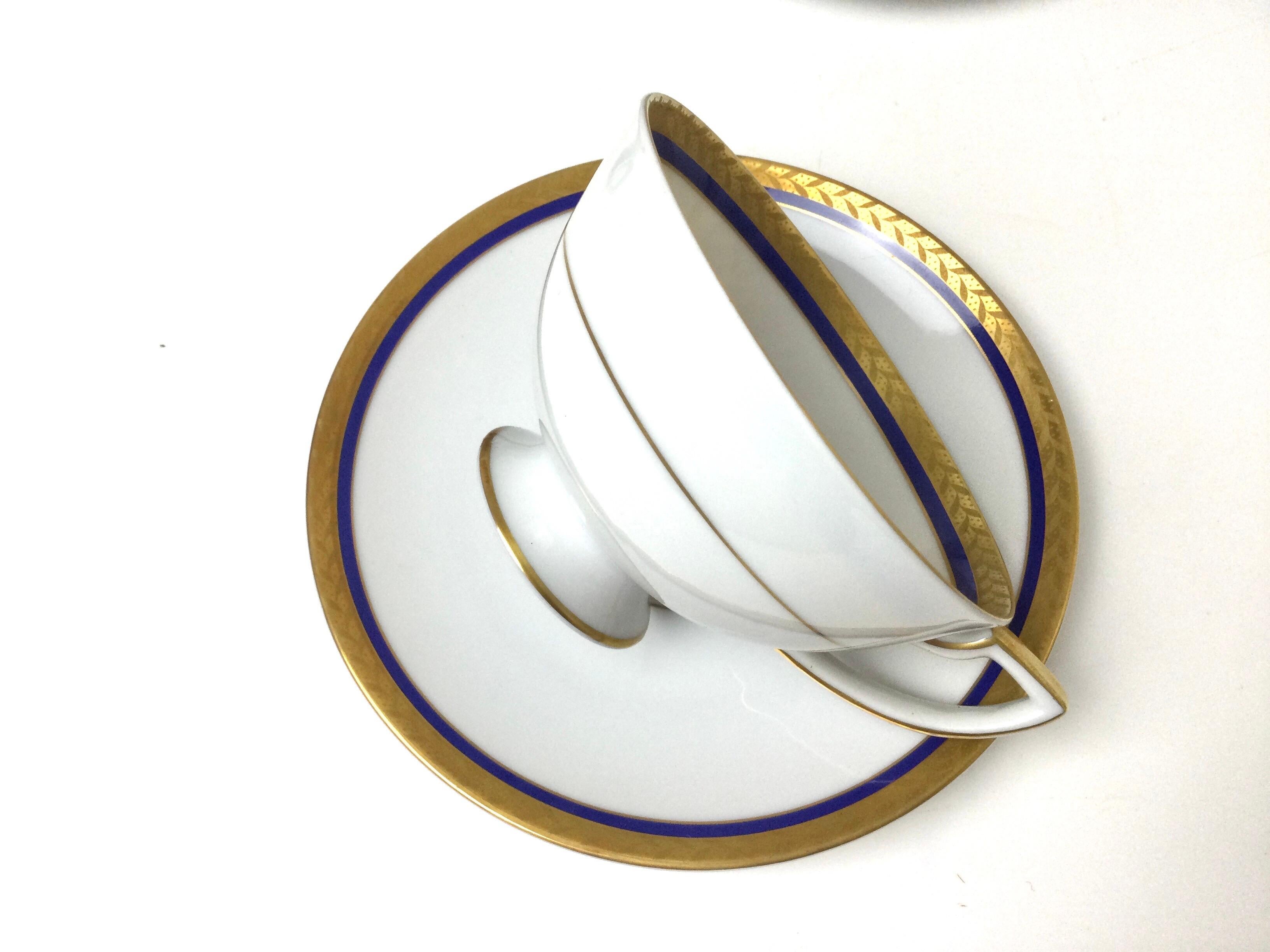 20ième siècle Ensemble de 8 tasses et soucoupes en porcelaine Royal Bayreuth blanches avec bordures dorées et cobalt en vente