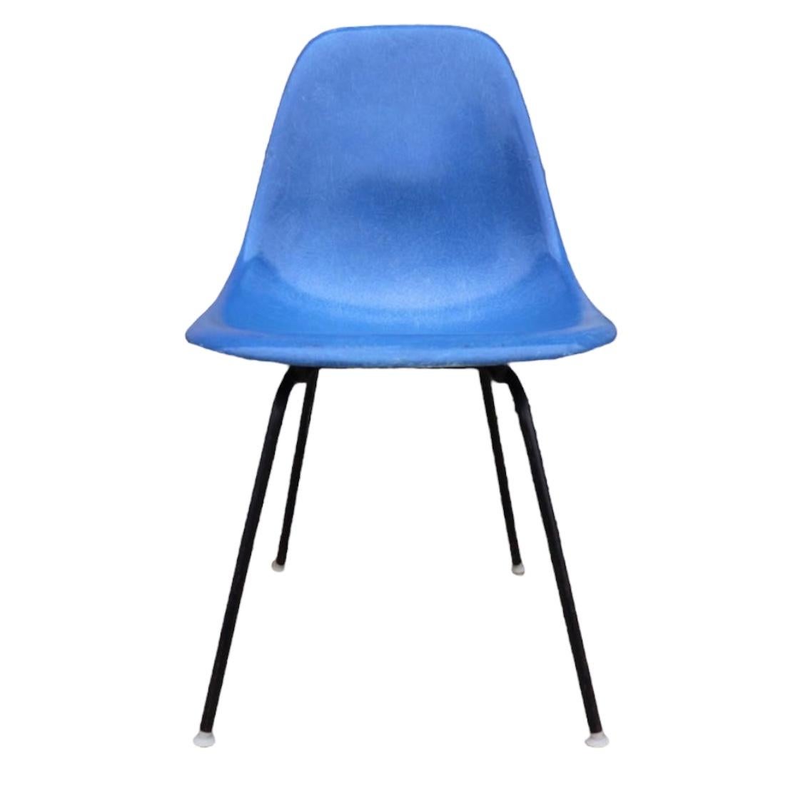 Mid-Century Modern Set of 8 Royal Blue Herman Miller Eames Dining Chairs For Sale