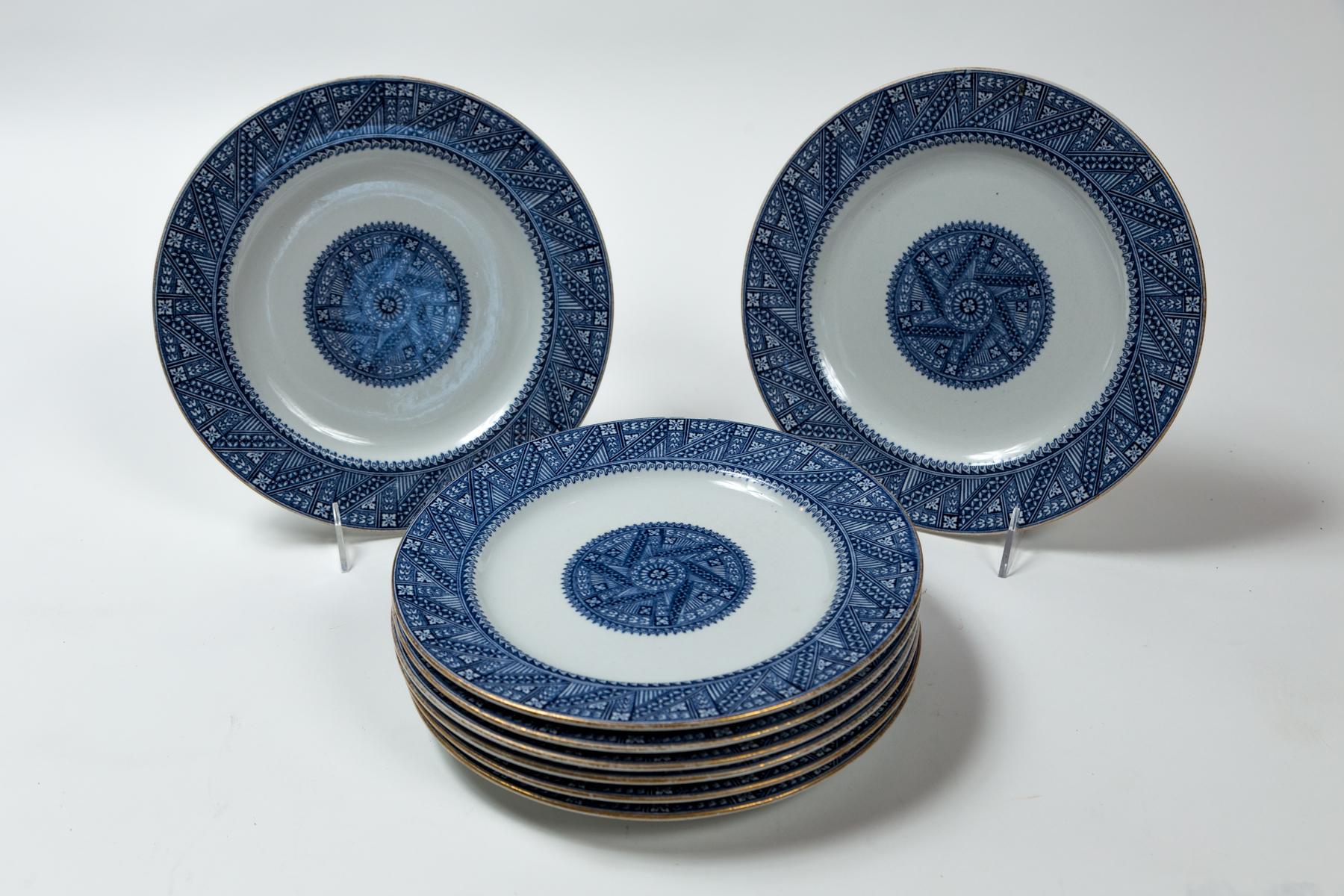 Ensemble de 8 assiettes de la période esthétique de Royal Worcester, 19e siècle, Angleterre. Un design Whiting dans un motif bleu et blanc, bordé d'un médaillon central. Royal Worcester et marques de date, ainsi que la marque de Gilman Collamore &