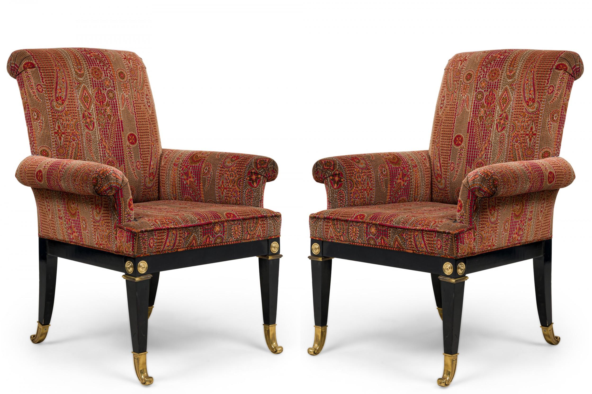 Set di 8 sedie da pranzo russe in stile neoclassico (2 poltrone, 6 sedie laterali) con alti schienali rettangolari con guide posteriori ricurve a voluta e telai in legno laccato nero montati con medaglioni e sabot decorativi in bronzo lucido,