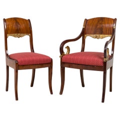 Ensemble de 8 chaises de salle à manger russes néoclassiques en acajou doré et tapissées de rouge