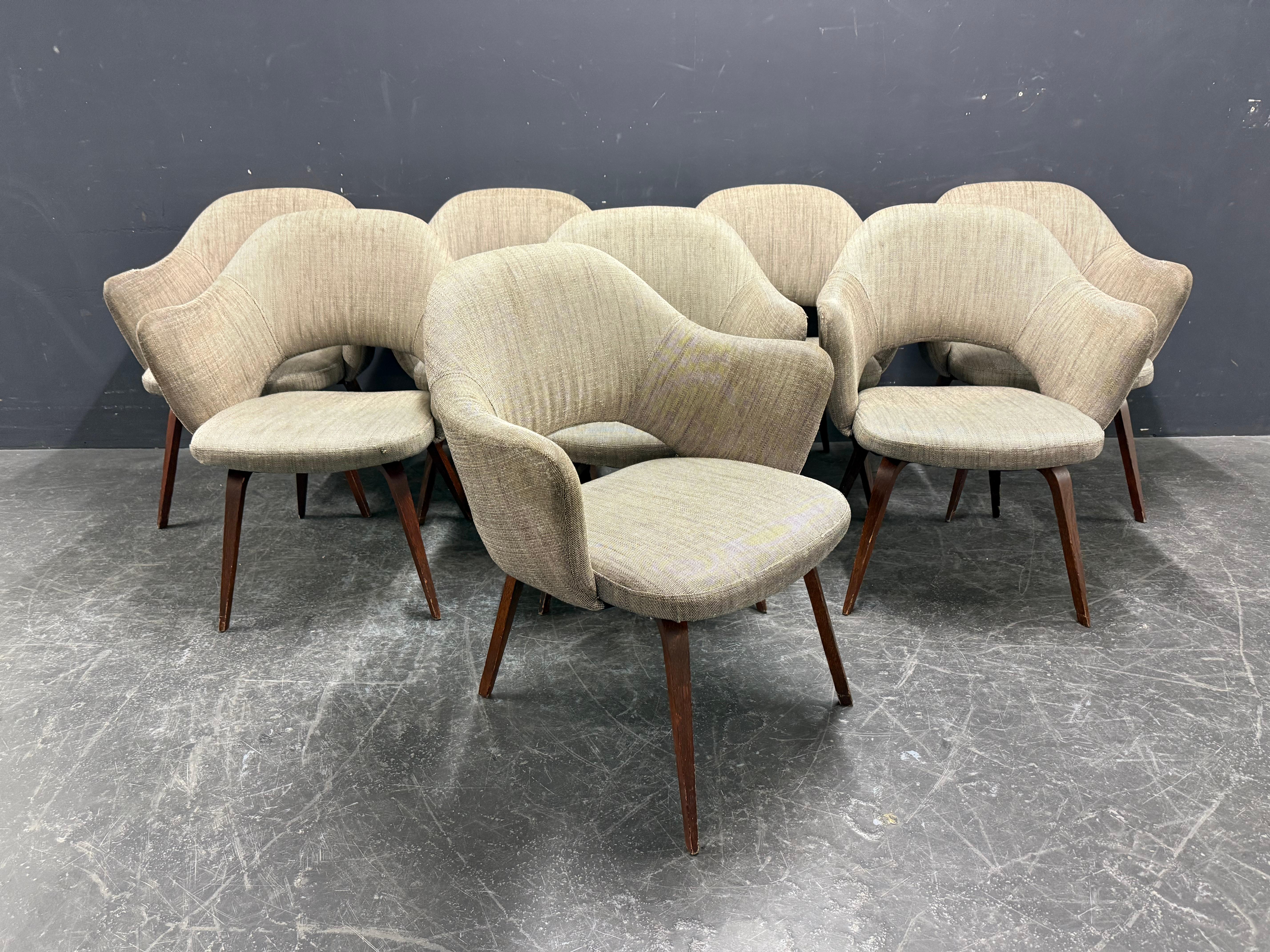 set di 8 poltrone saarinen con gambe in legno 3