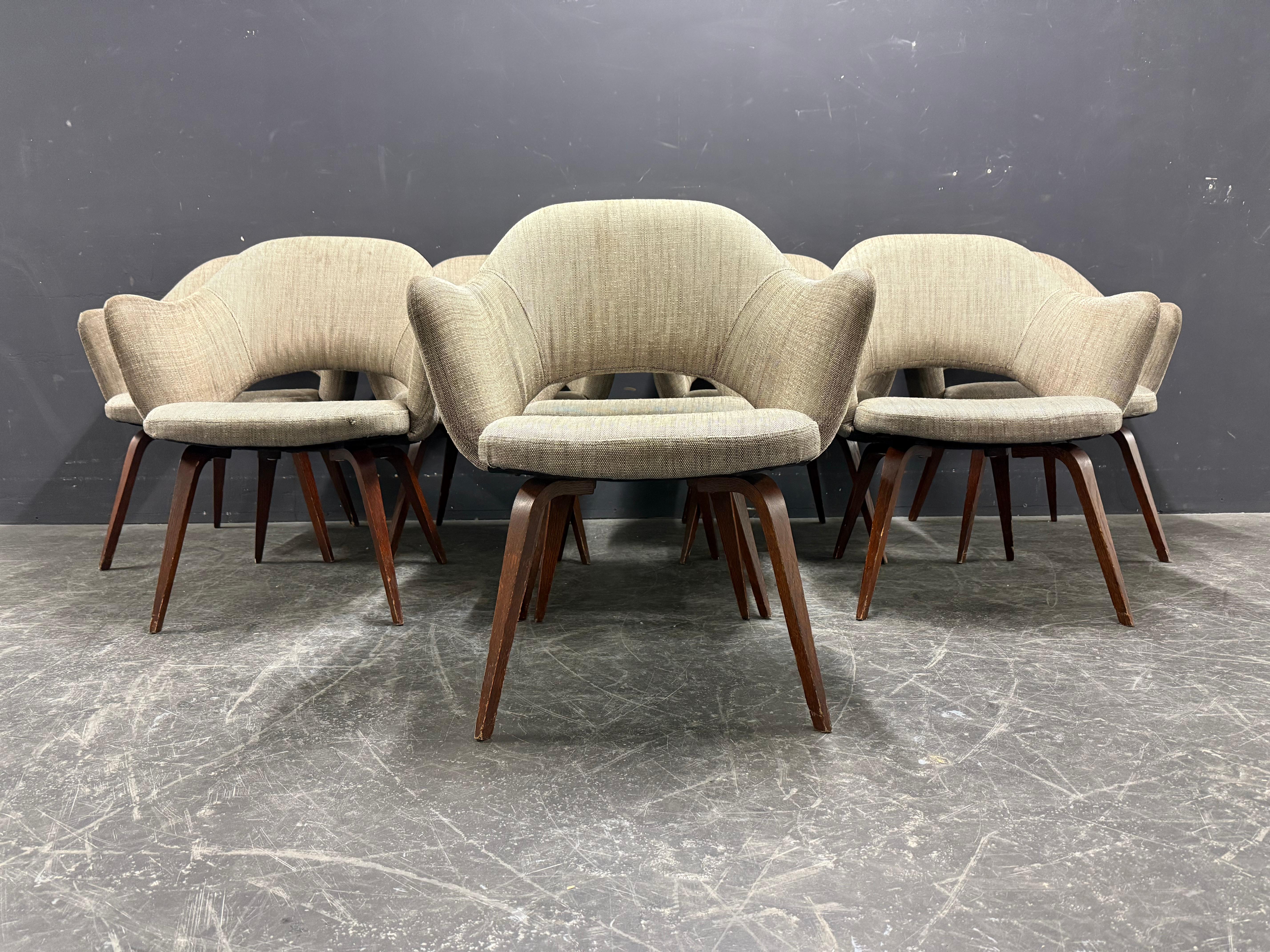 set di 8 poltrone saarinen con gambe in legno 4