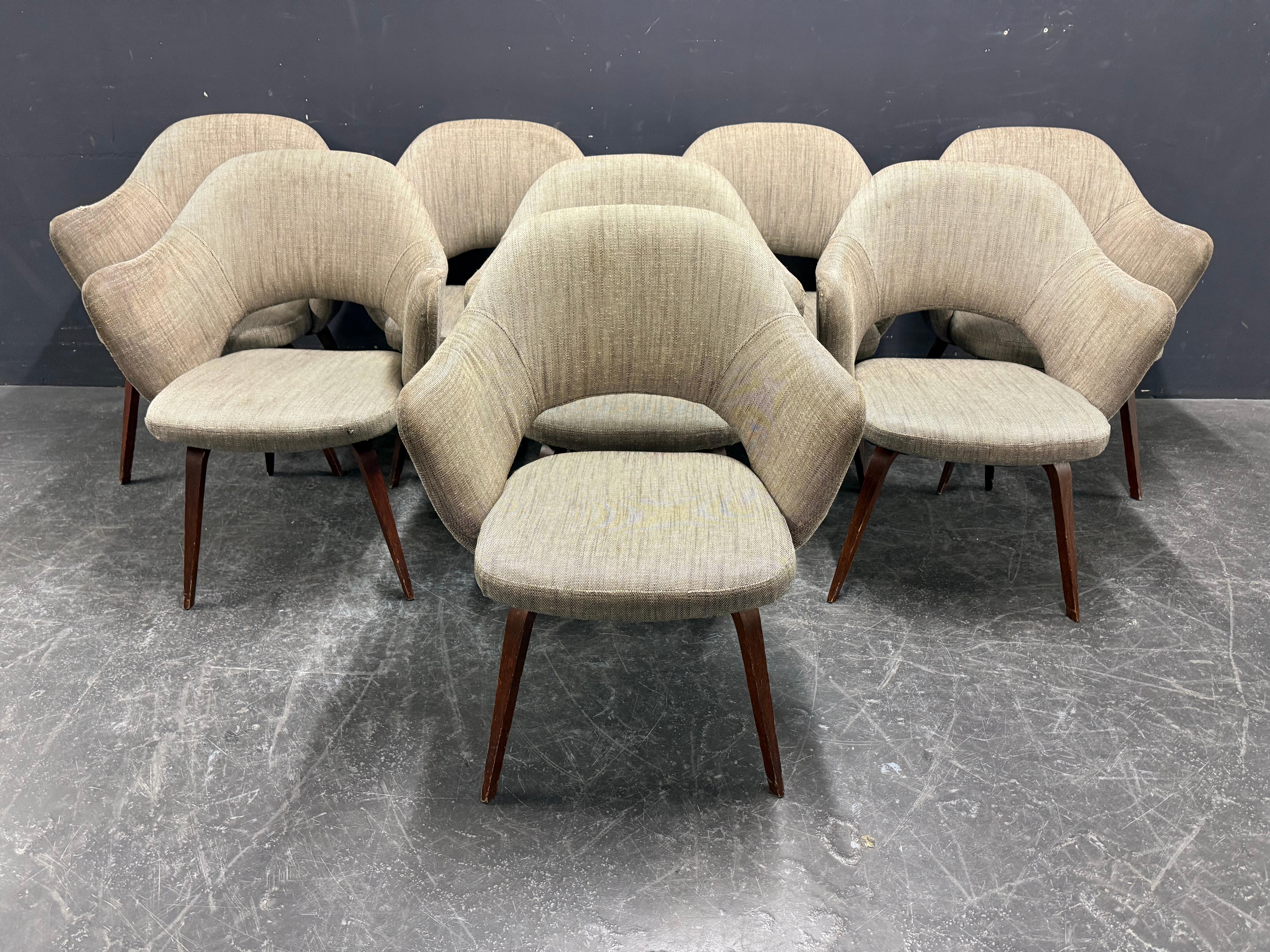set di 8 poltrone saarinen con gambe in legno 5