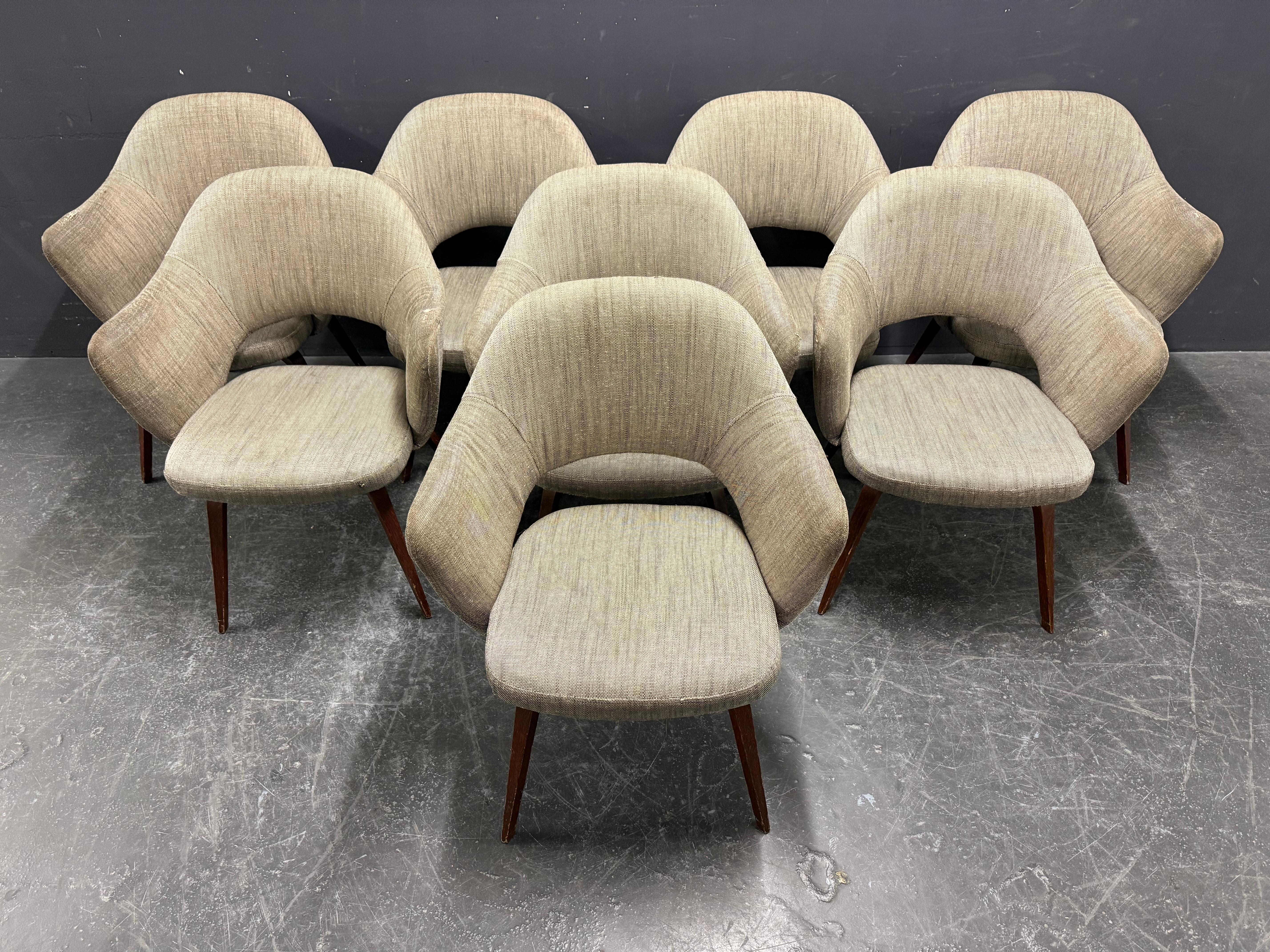 set di 8 poltrone saarinen con gambe in legno 6