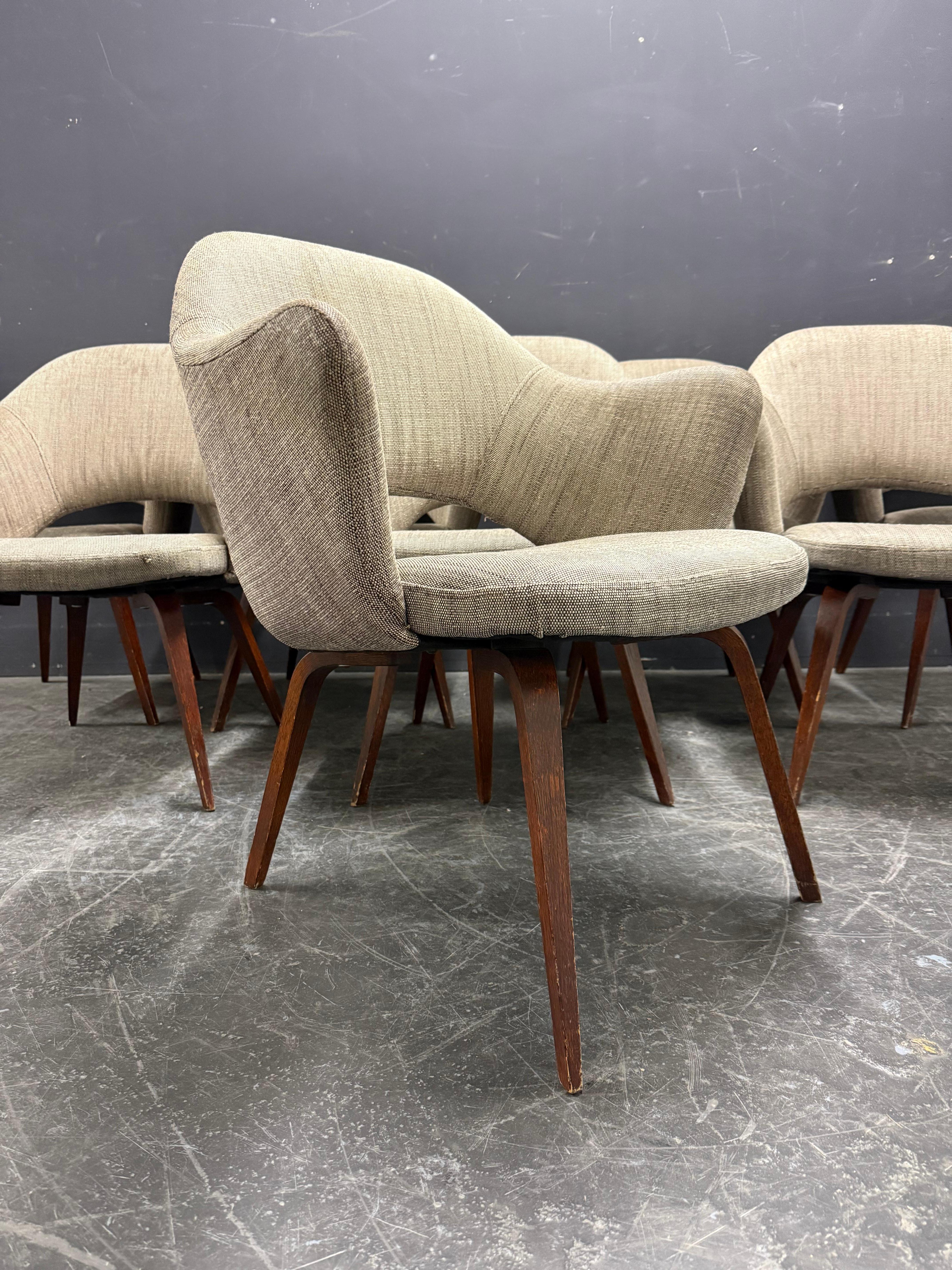 raro set di 8 poltrone direzionali saarinen con gambe in legno. da recuperare. o da recuperare professionalmente in un rivestimento a tua scelta - richiedi un preventivo...