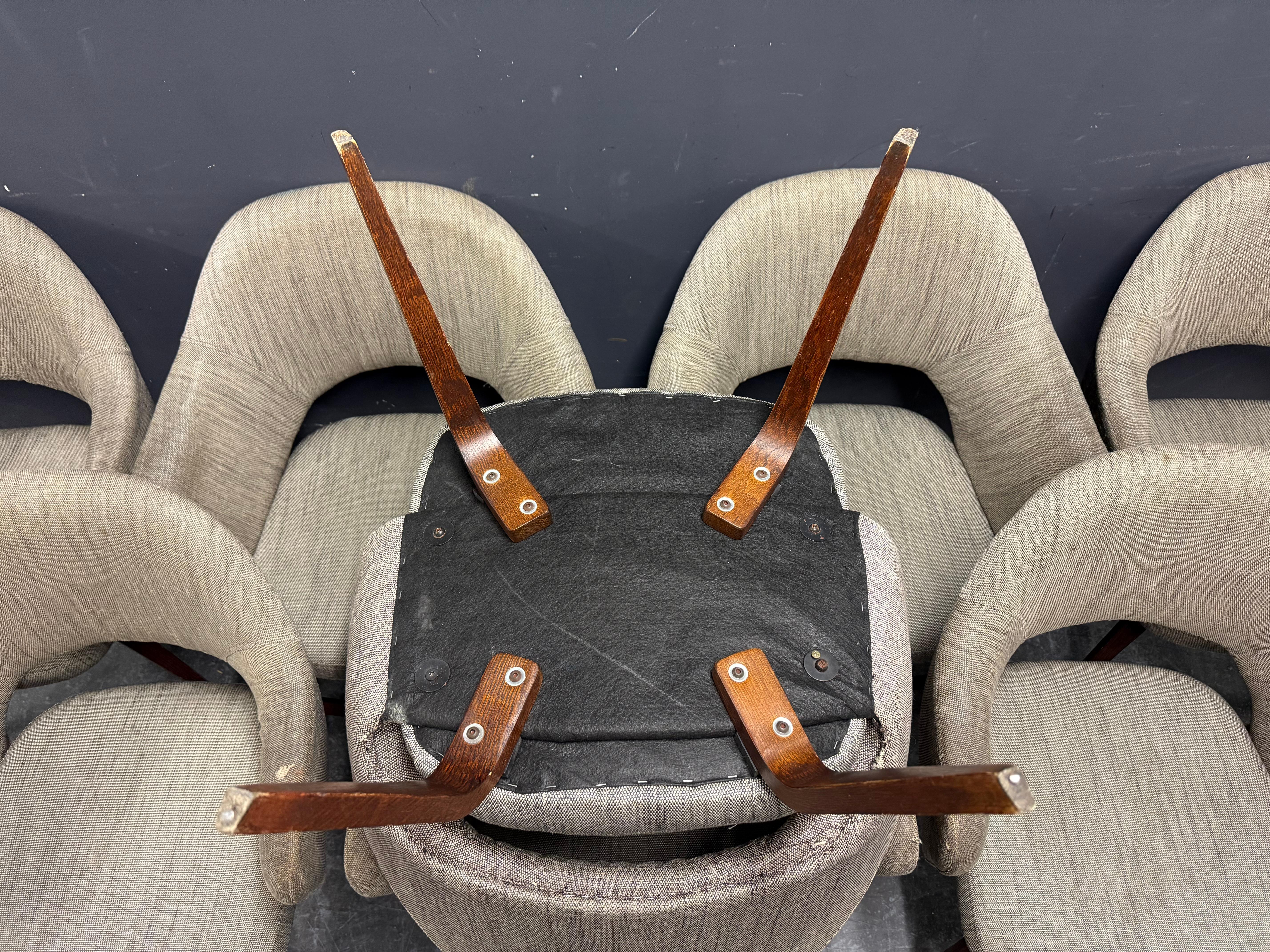 Mid-Century moderno set di 8 poltrone saarinen con gambe in legno