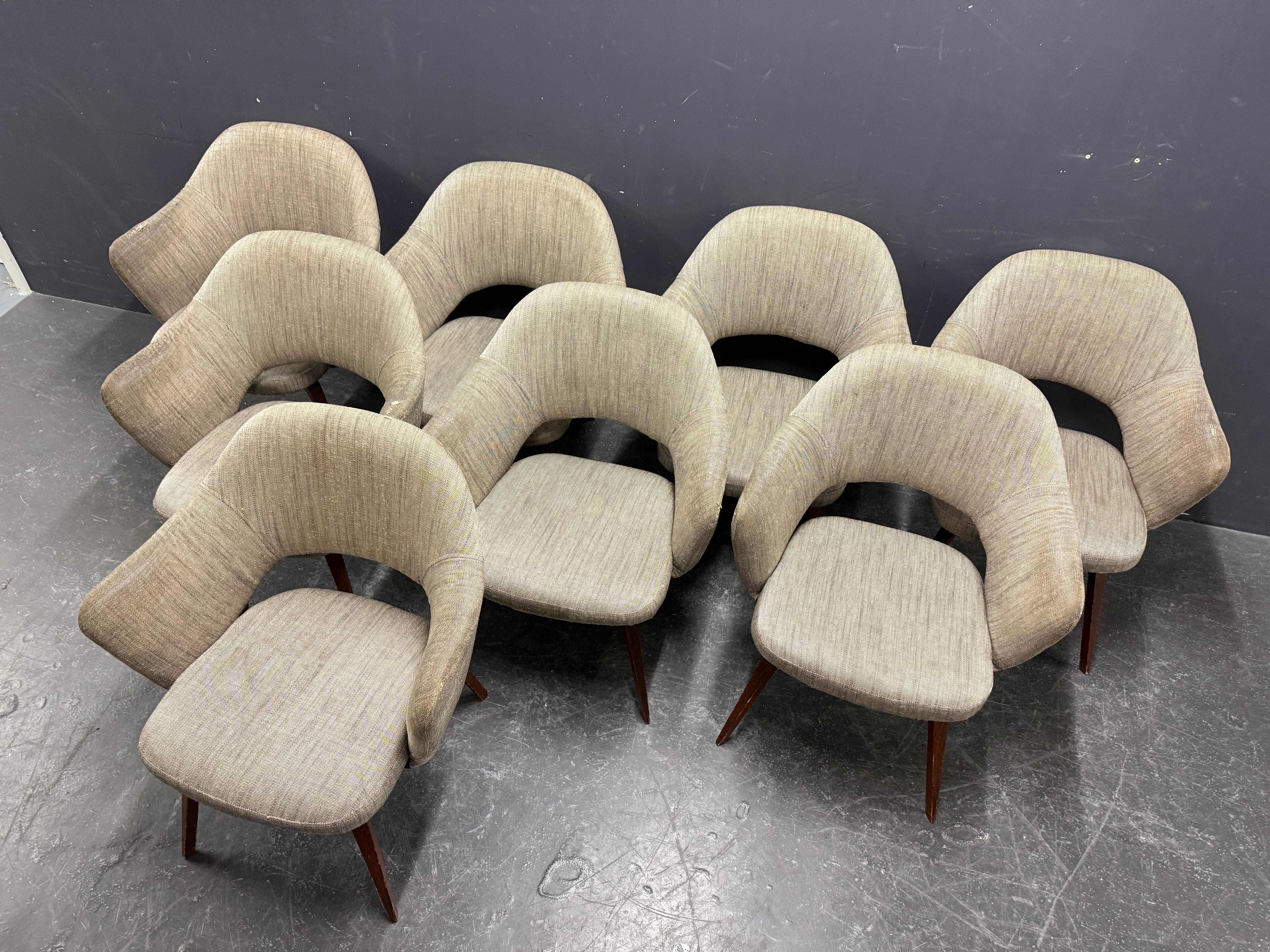 Americano set di 8 poltrone saarinen con gambe in legno