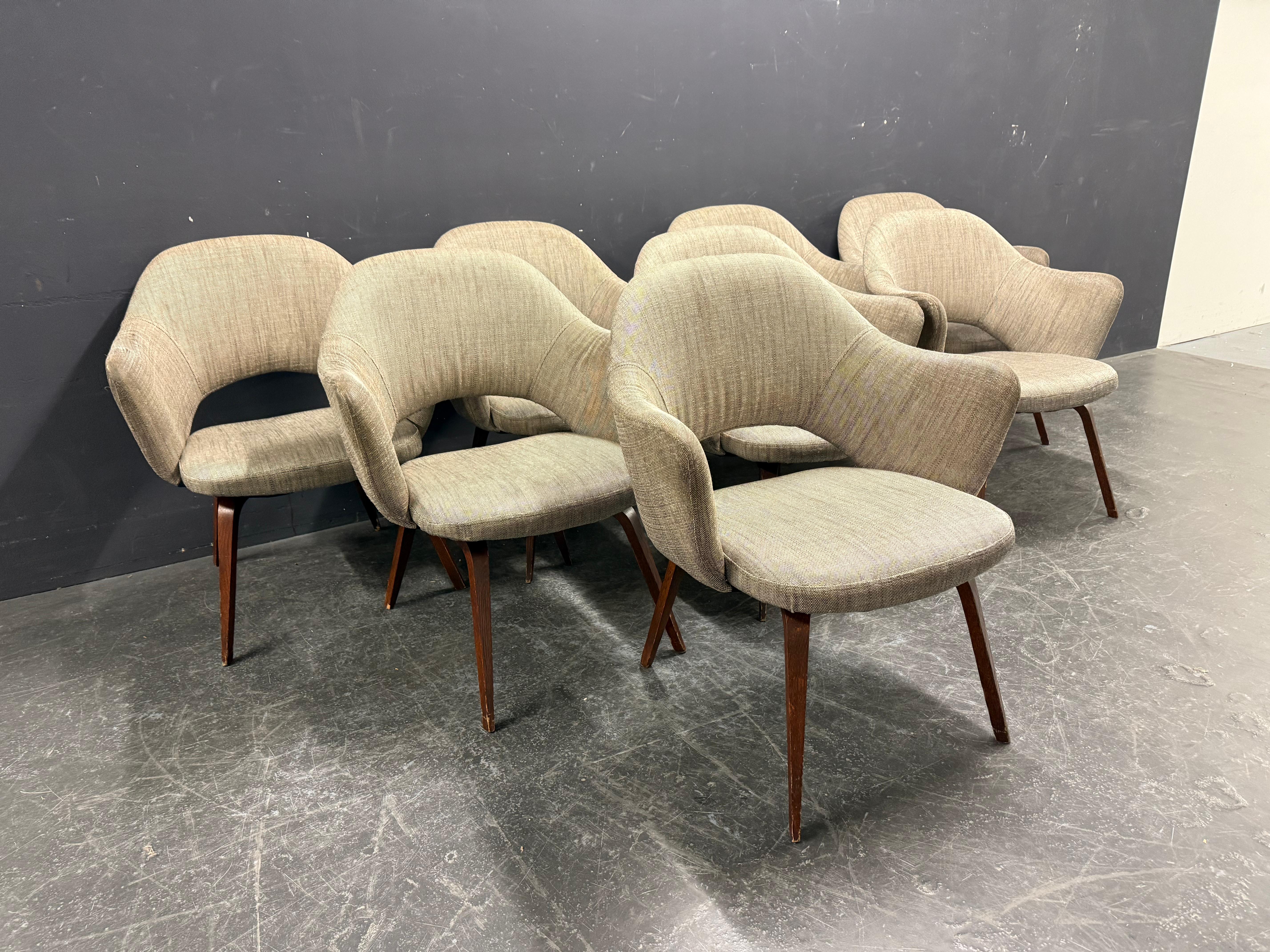 Metà XX secolo set di 8 poltrone saarinen con gambe in legno