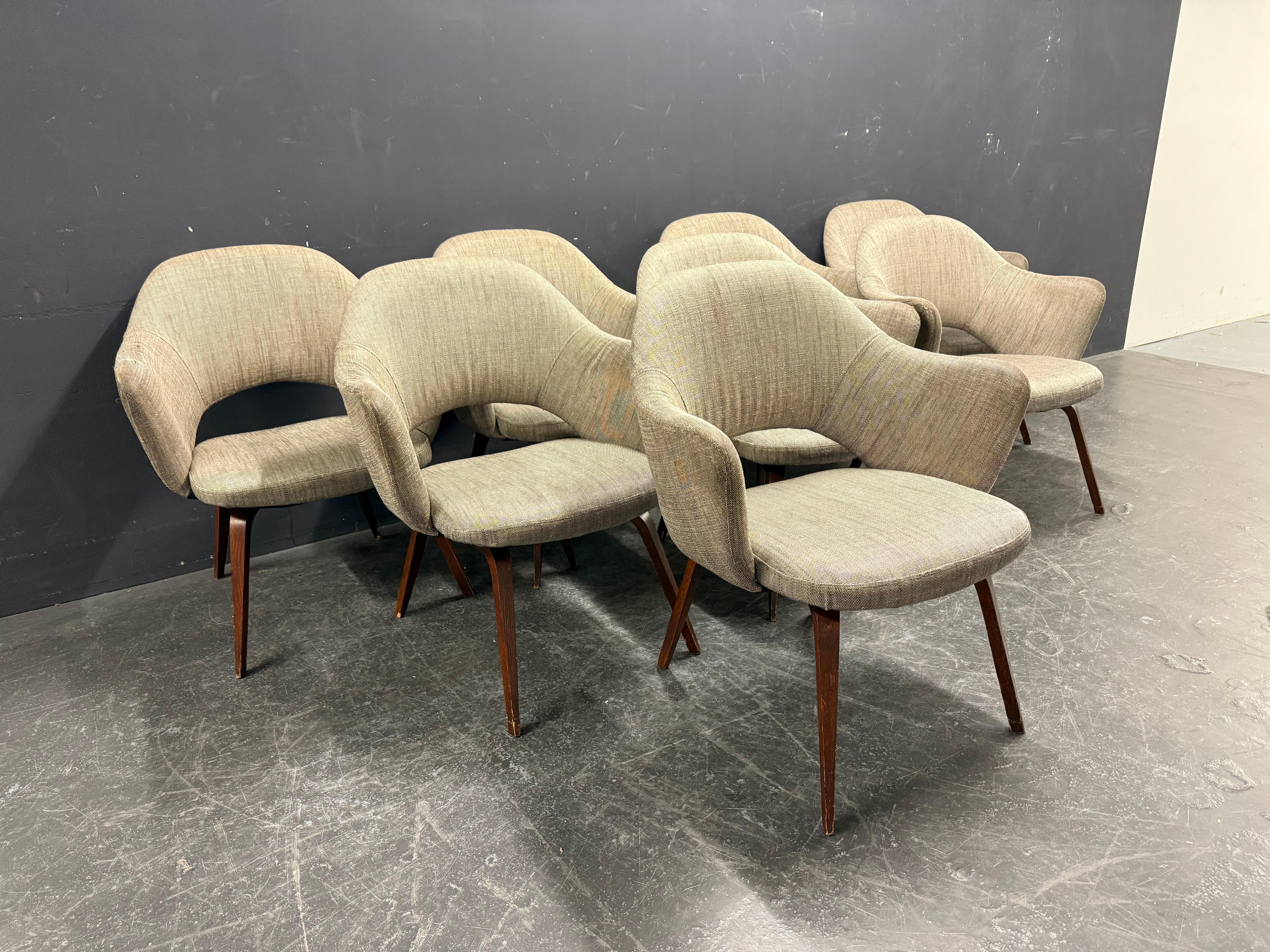 Tessuto set di 8 poltrone saarinen con gambe in legno