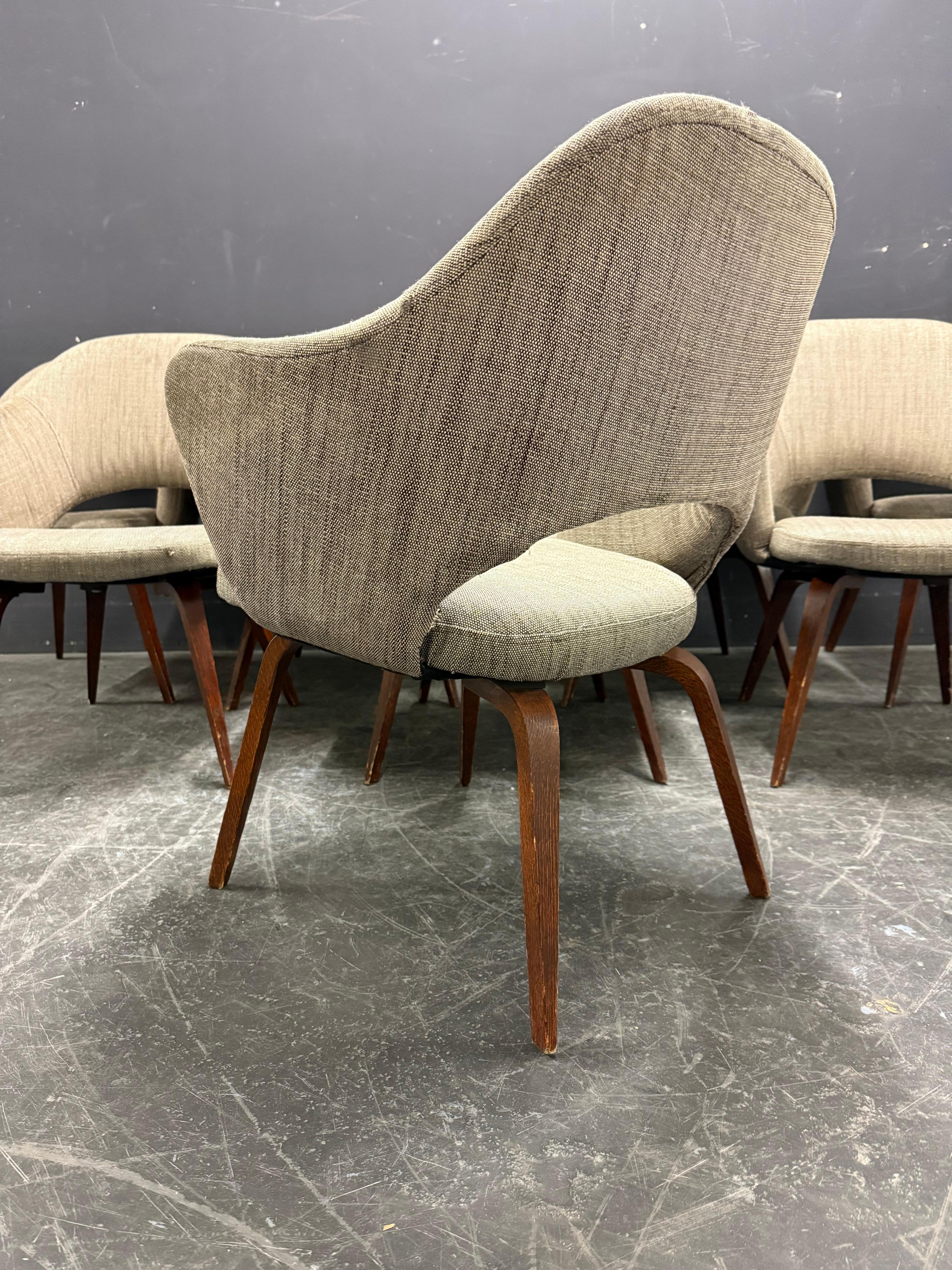 set di 8 poltrone saarinen con gambe in legno 1